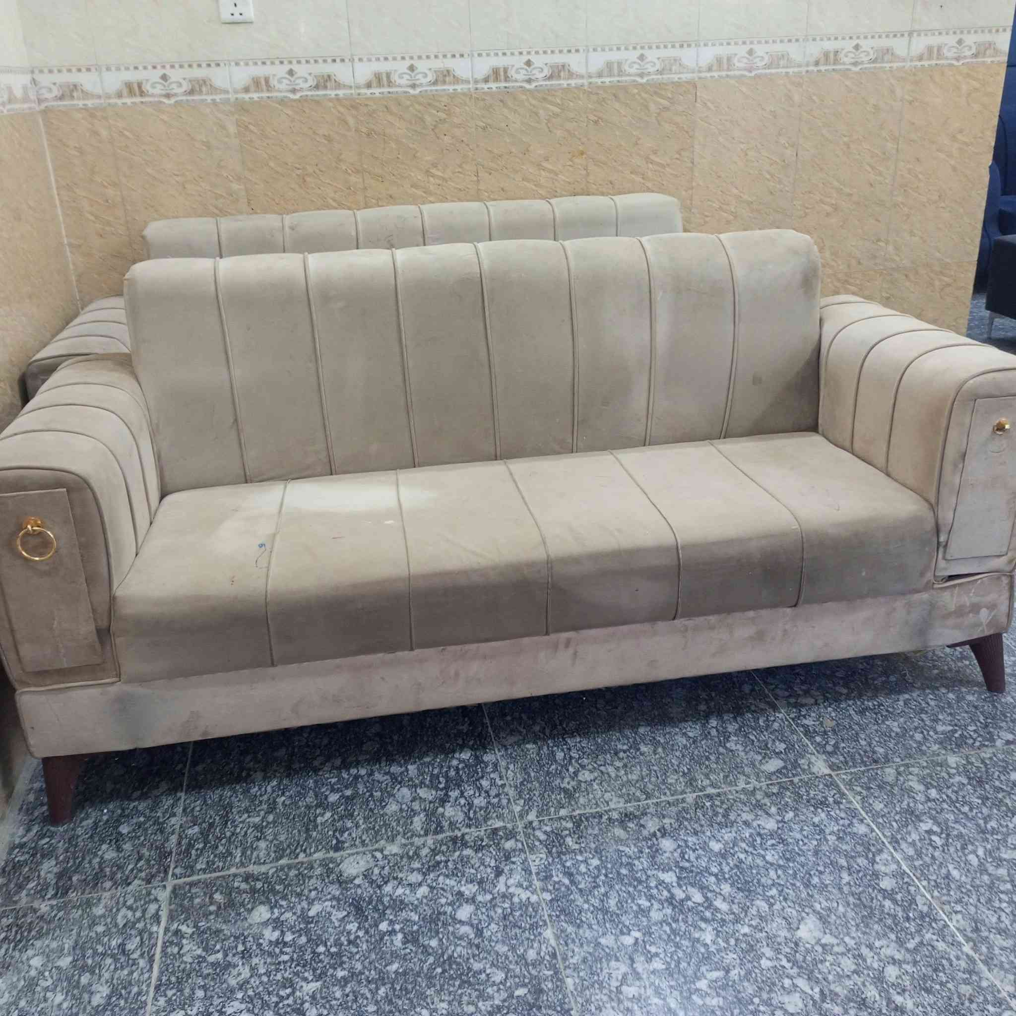 تخم مستعمل ٨ نفر ٣ قطع السعر ٧٥ ألف بابل الحمزه الغربي حي الدولار قرب عماره دكتور ناجي أتصال ***********
