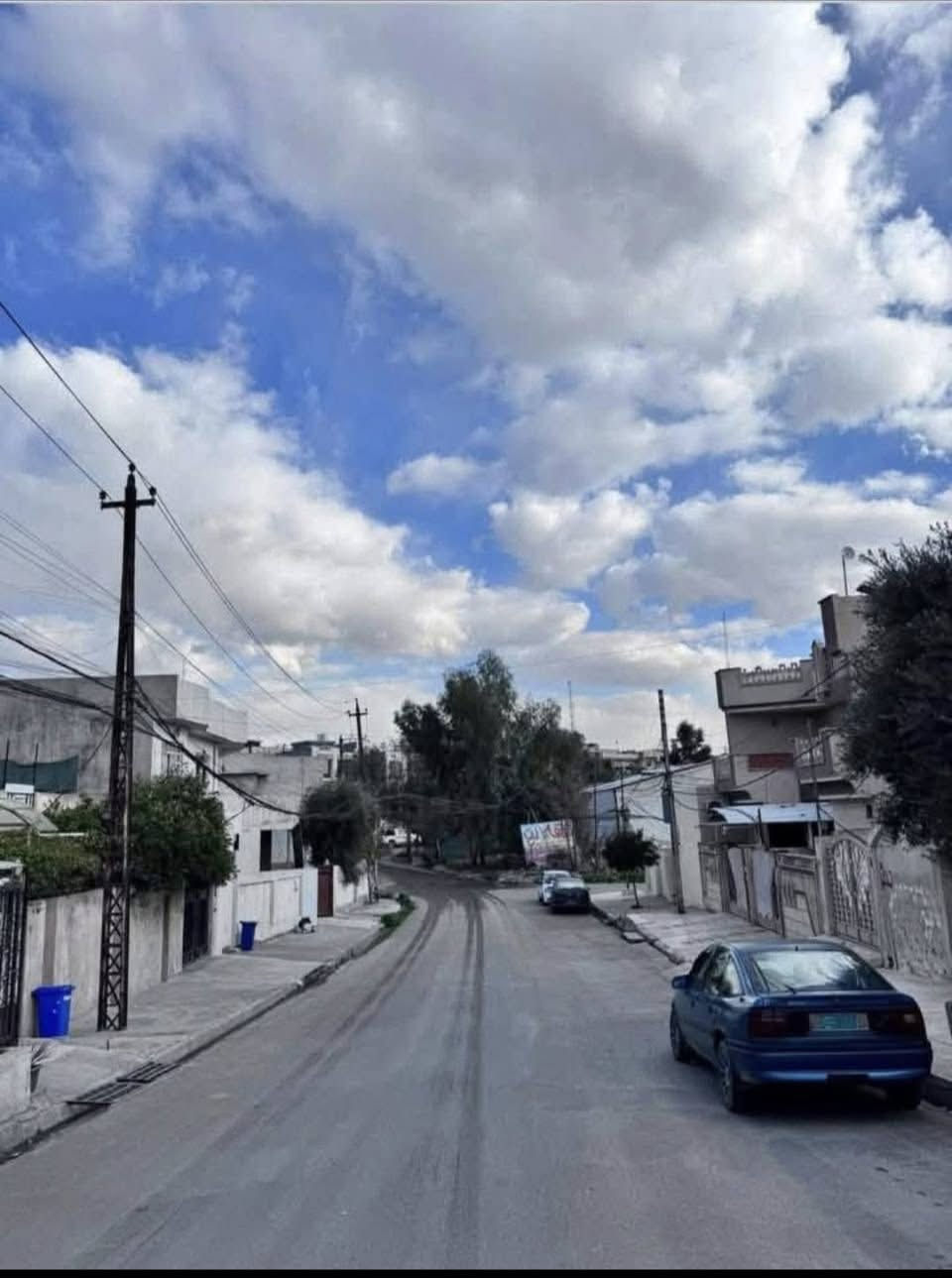 دار للبيع في حي الحدباء طابقين المساحة 116 م واقع حال 120 م واجهه 6 م 3 غرف نوم هول واستقبال ومشتملات شارع واسع 15 م اتجاه قبلة .
***********
***********
عقارات الصفوة  حي المصارف قرب جامع سعدي مهدي
