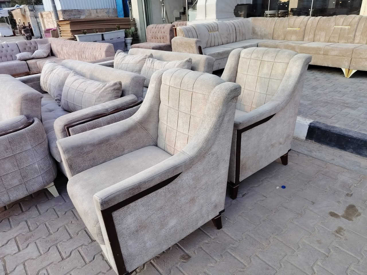 ⚜️👑 مجمع ابو بلاش للاثاث 👑⚜️
تخم قنفات مستعمل 10مقعد تركي سرير مخزن السعر 275
جميع اللوان متوفر مختلف المديلات والقياسات صار عنده مراوس القديم بالجديد صار عدنه نضام القصد📌 العنوان كربلاء طريق الحر مجاور معمل الثلج  مقابيل الاتحاد الرياضي اي ستفسار الاتصال  يوجد واتساب 👈***********👉👈***********👉
