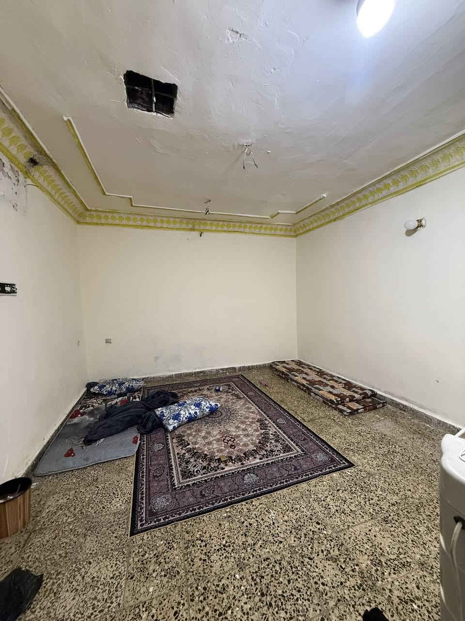 السلام عليكم بيت مساحه 150 متر غرفه نوم واستقبال ومطبخ وحولي وكراج يجار 350 أبو دشير شارع الضغط مقابل أسواق بيت جدو ***********
