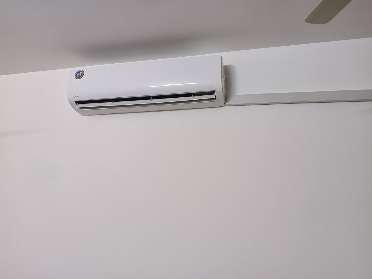 الحمد لله دائما وابدا
اليوم تم تنصيب سبلت ميديا الواحه 3 طن جداري 
مع عمل فاكيوم للجهاز هذا العمل تابع لورشة الزعيم 
مستعدون لنصب وصيانة جميع انواع أجهزة التبريد
 1- نصب وفتح السبالت
2- صيانة السبالت
3- غسل السبالت
4- عمل ليك مع إضافة الغاز
ورشتنا متنقله في جميع مناطق بغداد وأطرافها
ابو زهراء البهادلي 
***********
***********
