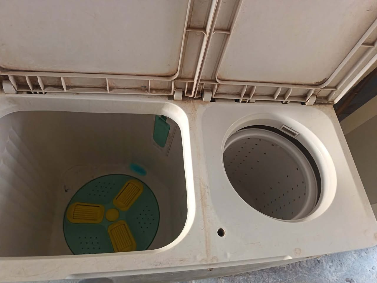 المكينه الجديده ب٢٥٠ قفله 
والمكينه القديمه نهايتها ب٥٥ قفله
والمرؤحه يرادلها فقط بطاريات سعرها بب٢٥ 
والميز بلازمه ب٤٠ 
والجربايه الحلقه الي تربط الجربايه طاكه لازم تلحم ٣٥نهايته
المبرده شغاله وجروخ بيها ب٦٠ الشراي فقط يراسلني
والغساله شغاله مابيها اي ضرر السعر ٧٠ 
العنوان ديوانيه فلكة العلماء شارع الوكفه


**إذا كنت صاحب هذا الإعلان وتريد حذفه لأي سبب، رجاءا أرسل رسالة إلى الدعم الفني**