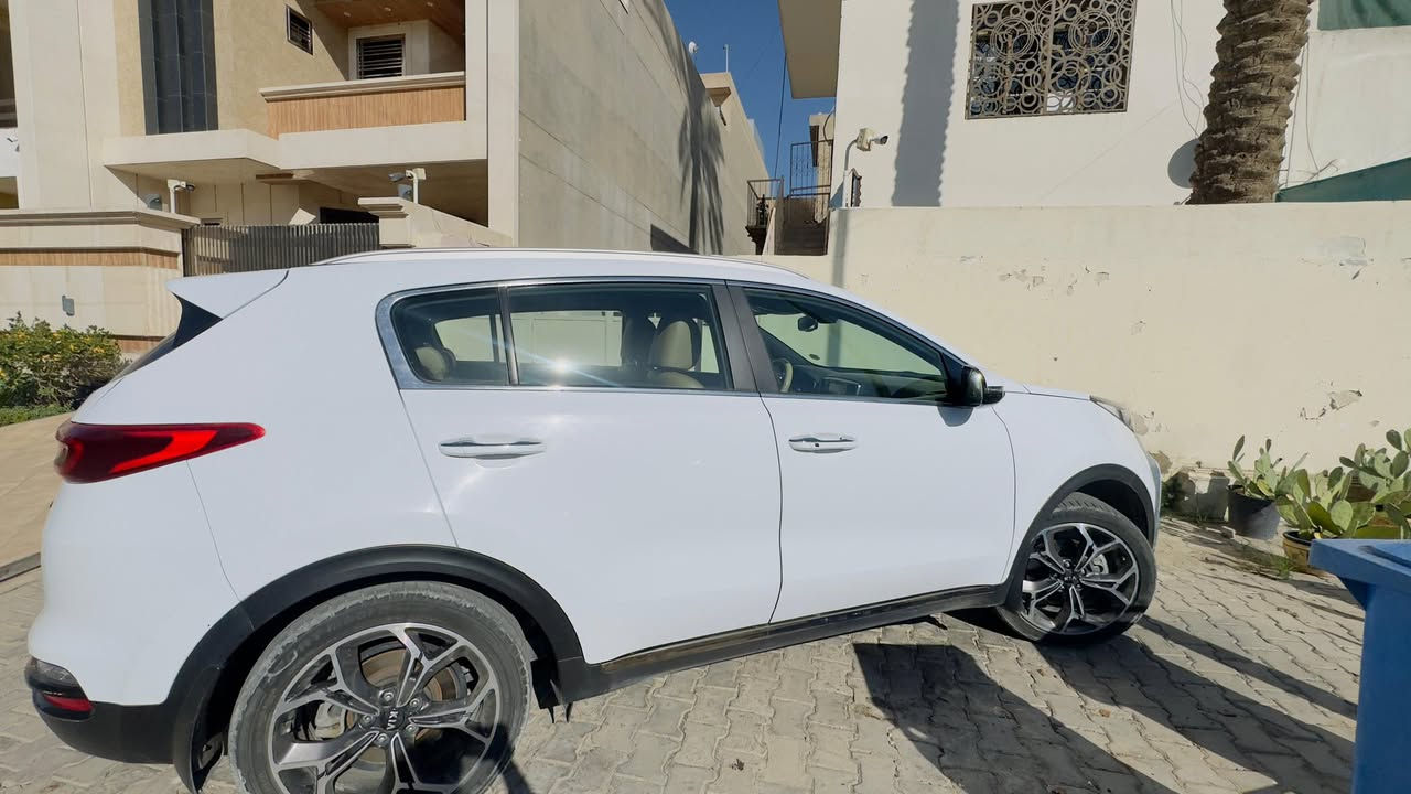 السلام وعليكم
كيا سبورتج 2020 GT LINE خليجي وكالة العالمية
 رقم بغداد باسمي

ماشيه 105.000km الف

محرك 2000 دوش 

-بانوراما
-صندوك كهرباء
-كرسي كهرباء 
-شاحن لاسلكي 
-اوتو هولد 
-انضمه قياده درايف مود 
-شاشه كار بلي 
-هاند بريك الكتروني دكمه 
-حساسات اماميه + خلفيه 
-كامره خلفيه
-قطعتين تبريد 
-بانوراما 
-كشافات زنون 
-بك لايت LED
-شفتات استيرن  
-مثبت سرعه 
-نضام مانع انزلاق
-درايف مود ECO / NORMAL /SPORT /SMART
-اشاير مري وكهربائية قابله للطي 
-مخرج تايبسي 15w+مخرج USB
-مخرج تايبسي 2 خلف الكشن الخلفي 

السياره كفاله عامه عده الجاملغ شخط صغير موجود
بالصور والجاملغ الخلفي رصعه صغيره
الباقي مكفول

السعر 220 قفل

***********
