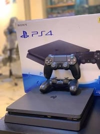 بلي 4برو للبيع كامل ملحقاته (بدون كارتونه) مع يدات اصليات 2بس وحده يرا...