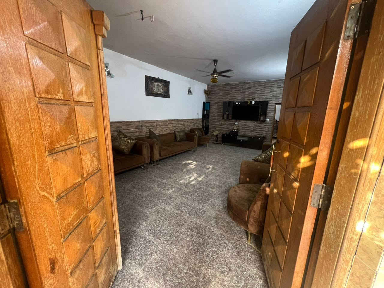 بيت للبيع نهاية حي اور قرب نادي التحدي الرياضي
مساحة 168 واجهة  7 نزال 25 طابو صرف 
 3 طوابق 6 غرف نوم 
***********
