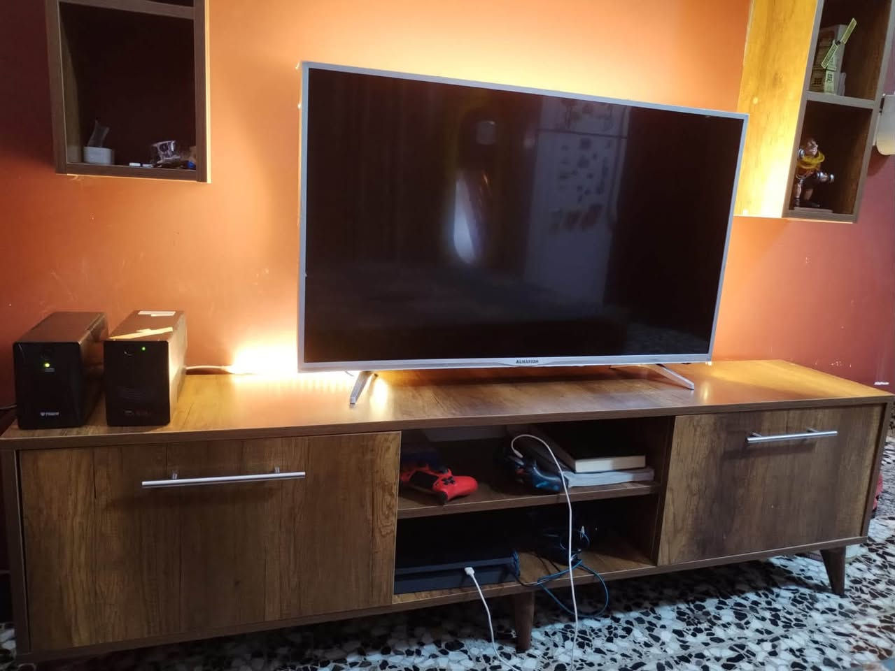 السلام عليكم
ميز بلازما كامل مع ملحقاتة رفوف جانبية 2 ورف اعلى 1

الميز قياس 180 الطول

ارتفاع 40

عرض 35

الميز جديد جدا جدا

شخط واحد مابي 

السعر 60 وبي مجال بسيط

***********

عنواني بغداد اعظمية
