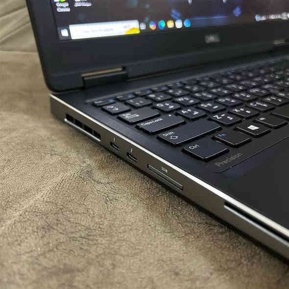 الأقوى والأسرع في فئة الديل (الوورك ستيشن) 🔥 

لابتوب Dell Precision 7530 مع #سيت_هدايا 🥳 

#معالج_قوي كور i7-8750H (الجيل الثامن) بأعلى فئة H المصممة للإلعاب والتصاميم 

رام 16 كيكا DDR4 

هارد 512 نوع SSD M2 (أسرع من SSD إللي هو أصلاً سريع)!!

#كارتين_شاشة

كارت شاشة داخلي  Intel UHD Graphics 630 حجم 8 كيكا 

كارت شاشة #خارجي قوي NVIDIA Radeon Pro WX 4150 حجم 4 كيكا  

مجموع كروت الشاشة 12 كيكا (يشغلك كافة الألعاب والبرامج)

شاشة كبيرة 15.6 Full HD (بيها تشبع لوني قوي)

#السعر 550 ألف مع #سيت_هدايا (حقيبة + ماوس + ماوس باد + هدفون + ستاند تلفون)

#ملاحظة: ضمان إسبوع إستبدال فوري + اللابتوب يوصلك منصب عليه الأوفيس و برامج مونتاج و هندسة، بالإضافة لبرامج الكيم لوب الخاص بالألعاب + يوصلك مع الهدايا مغلف داخل بوكس بكل عنايه وأناقة 🎁

بغداد شارع فلسطين (توصيل #مجاني بكل العراق)

*********** (موجود واتساب)

صور حقيقية مع الملحقات و الهدايا 👇
