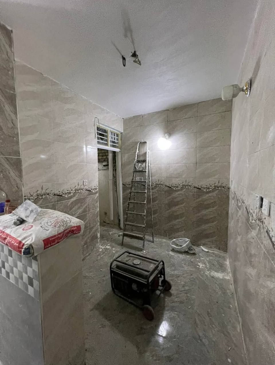 شقه ارضيه غرفه وصاله وخدمات حديثه 
ـ منطقة الفضل قريب شارع الجمهوري فرع البراجه 
ـ سعر الأيجار ٣٠٠ الف 
ـ للتواصل / ***********
