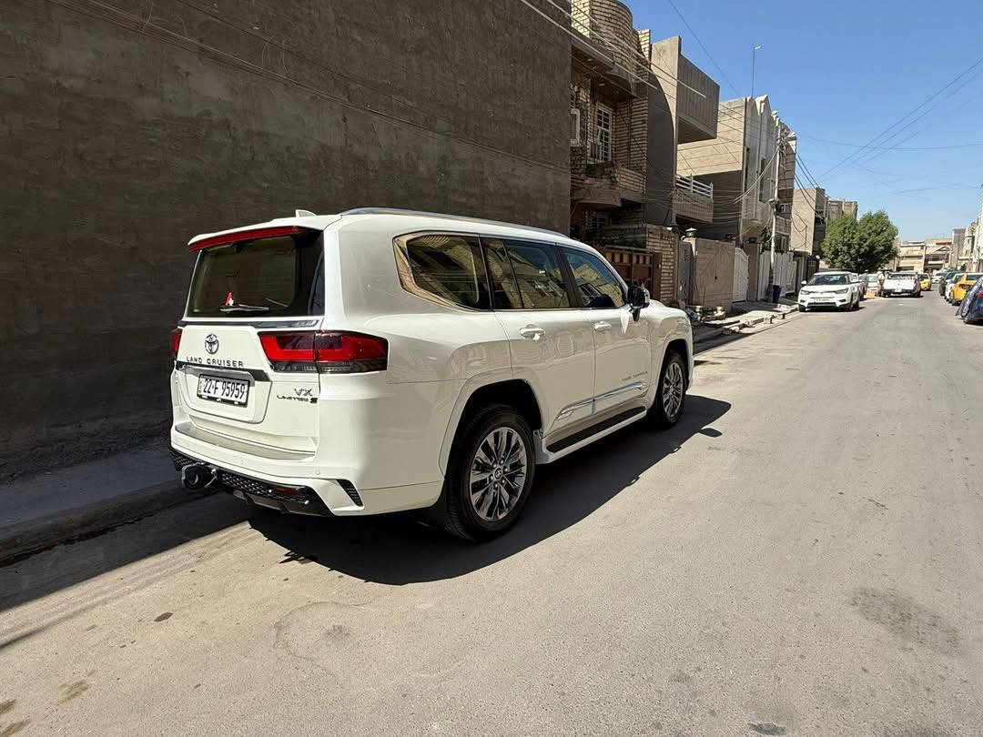 لاندكروز 2025 الفئة VX LIMITED S
 ضمان شركة ساز رقم اربيل مميز 
+مغلفة PPF ضمان 10 سنوات مكفولة كفالة عامة 
ماشية 25 الف سيارة جديده جداً وستخدام شخصي +صيانة تبديل دهن وفلاتر بالشركة مجاناً 
1-تون تيربو 
2-حساسات محيطية - رادار امامي خلفي جانبي 360 درجة
3-تحكمات 4جهات تحديد مسار قيادة ذاتيه حساس ستيرن رجاج 
4-مقاعد كهرباء امامي وخلفي + تدفئه تبريد
5- كامرات محيطية 360 درجة 
6- لايتات استشعار مع الجو 
7-سماعات JBL
8-انارة داخلية شاشات خلفية 
9-كامرا مراية خلفية +مانع ضباب جانبي
10-ابواب شفط 
11- تحكمات قيادة 3 وضعيات 
12- فول تحكمات 4x4 
13- مقعد السايق 3 وضعيات
14 عنوان بغداد الغزالية للستفسار ***********
سعر 93500$ وبيها مجال
