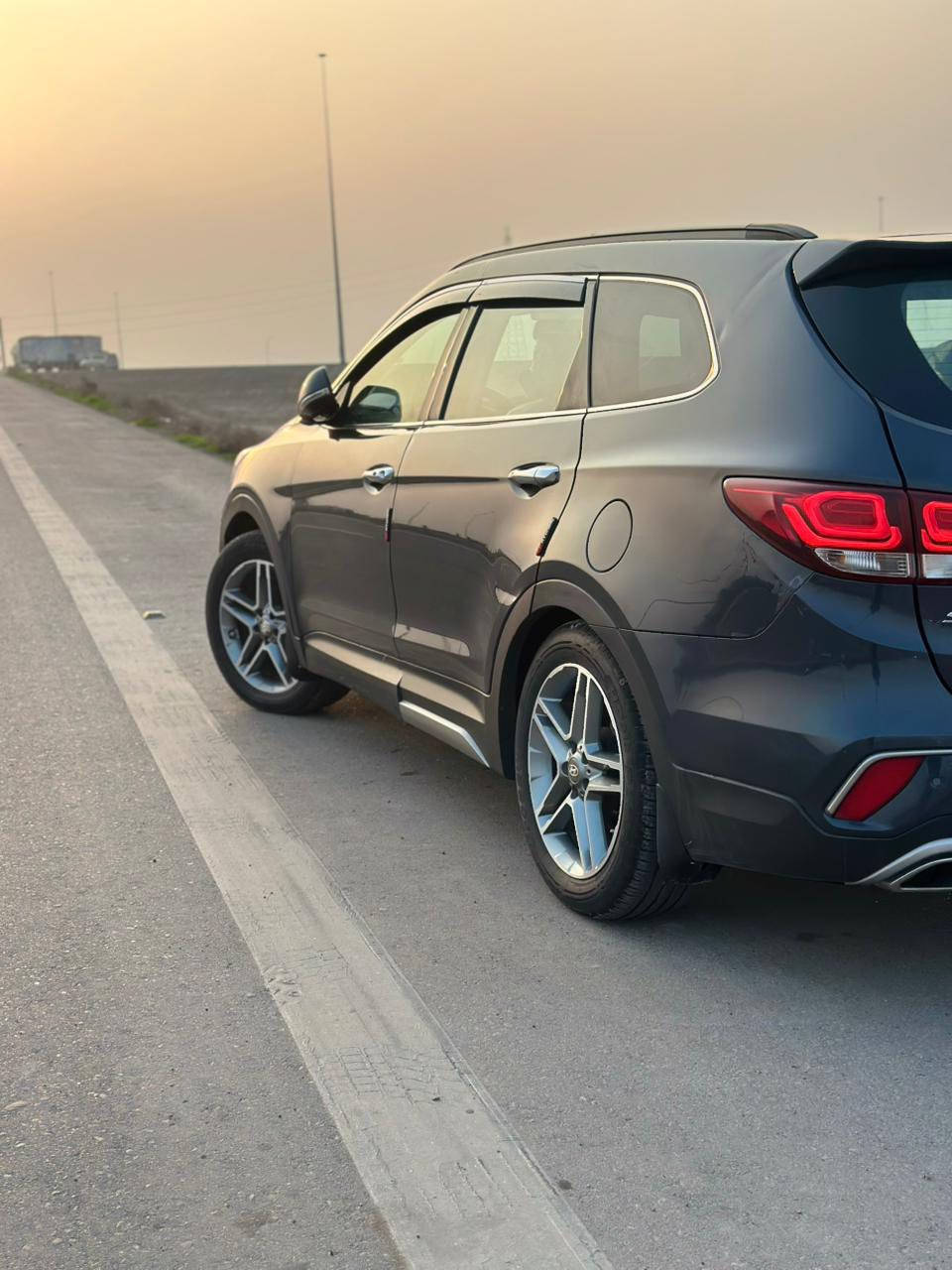 السلام عليكم للبيع سنتافي گراند 2017 وارد امريكي فول مواصفات 1/1 أعلى حتى من الخليجي  
حادث مثل ما موضح بصوره 

بصمة.بانوراما

كشنات كهرباء مع ذاكرة خزن كرسي السائق

صندوق كهرباء يفتح عند الاقتراب 

رادار جانبي ورادار خلفي مع حساسات خلفيه

كشنات جلد وللعلم غرفة السياره جديده كلش

 كشنات الاماميه تدفئه وتبريد مع تدفئة بالكشنات الخلفيه

تبريد ثلاث قطع منفصل

مخرج طاقه بلگ بالصندوق 120فولت

سستم صوت 14 سماعه مع دمام خلفي

محرك حجمه 3300 يولد 290 حصان
 
فور ويل

وبعد هواي بيها مواصفات فئة السياره 
Ultimate   Limited معروفه 

محرك ٦سلندر 7 راكب ملكي vip
 الحادث بالمنشور
السعر 165 وبي مجال للشراي
 بيه خير ويدلل 

لحد يكسر بالسعر كلمن وسعره وهذا فول مواصفات تختلف عن الباقيات  
والنظافه تفرق واذا شراي تشلع عيوني 
العنوان بابل ناحيه النيل
ستفسار ***********
***********
