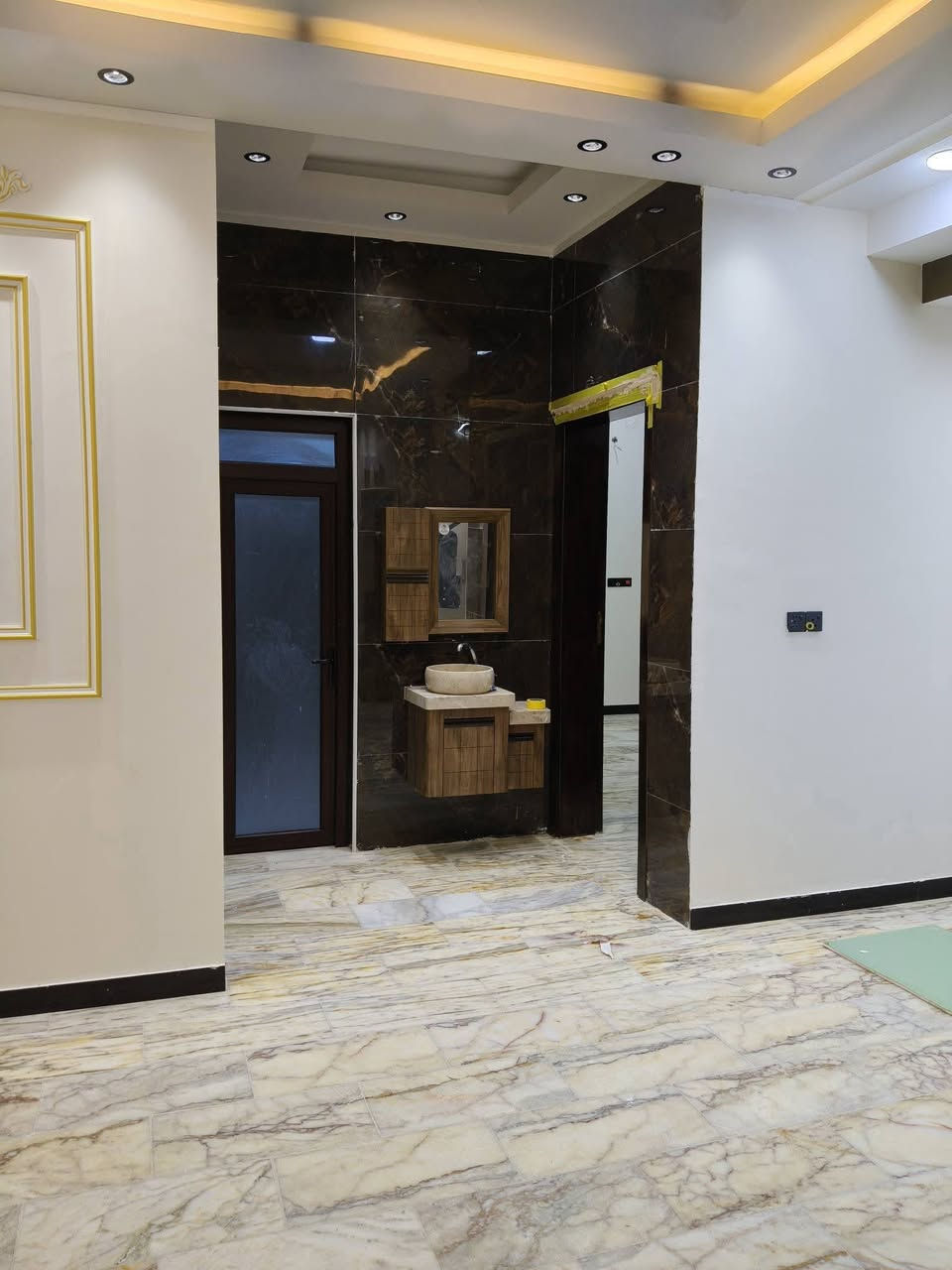 يالله دار للبيع بحي سومر الأولى قرب مستشفى لأسنان مقابيل ثانويه القدس مساحته 200 طابقين بناء حديث درجه اولى على شارع 15 متر البيت يتكون من 6غرف نوم وصالتين واستقبال ومطبخ ومجموعة صحيات لاستفسار واتساب ***********
