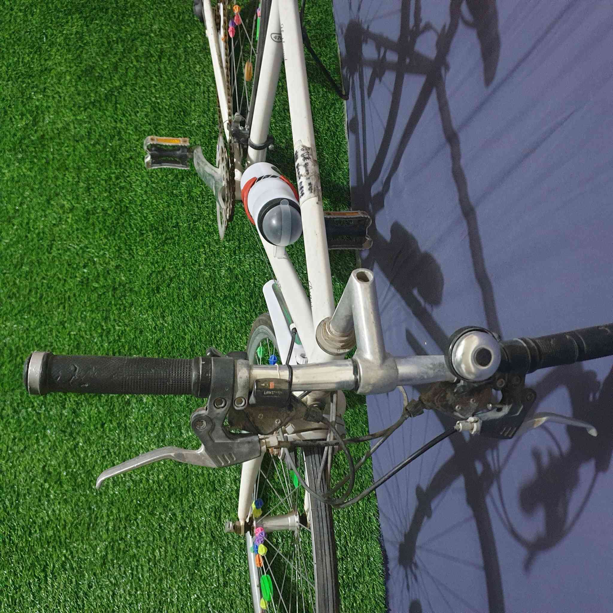 بايك رياضي موديل 700C 
حجم 28
باله كسر حاويه 
غير مستخدم بالعراق 
الحاله جاهز ونظيف
الكيوره (7x3) سحب دفع شيمانو اصليات 
السعر 110الف
 ويوجد توصيل
للاستفسار الاتصال ***********
