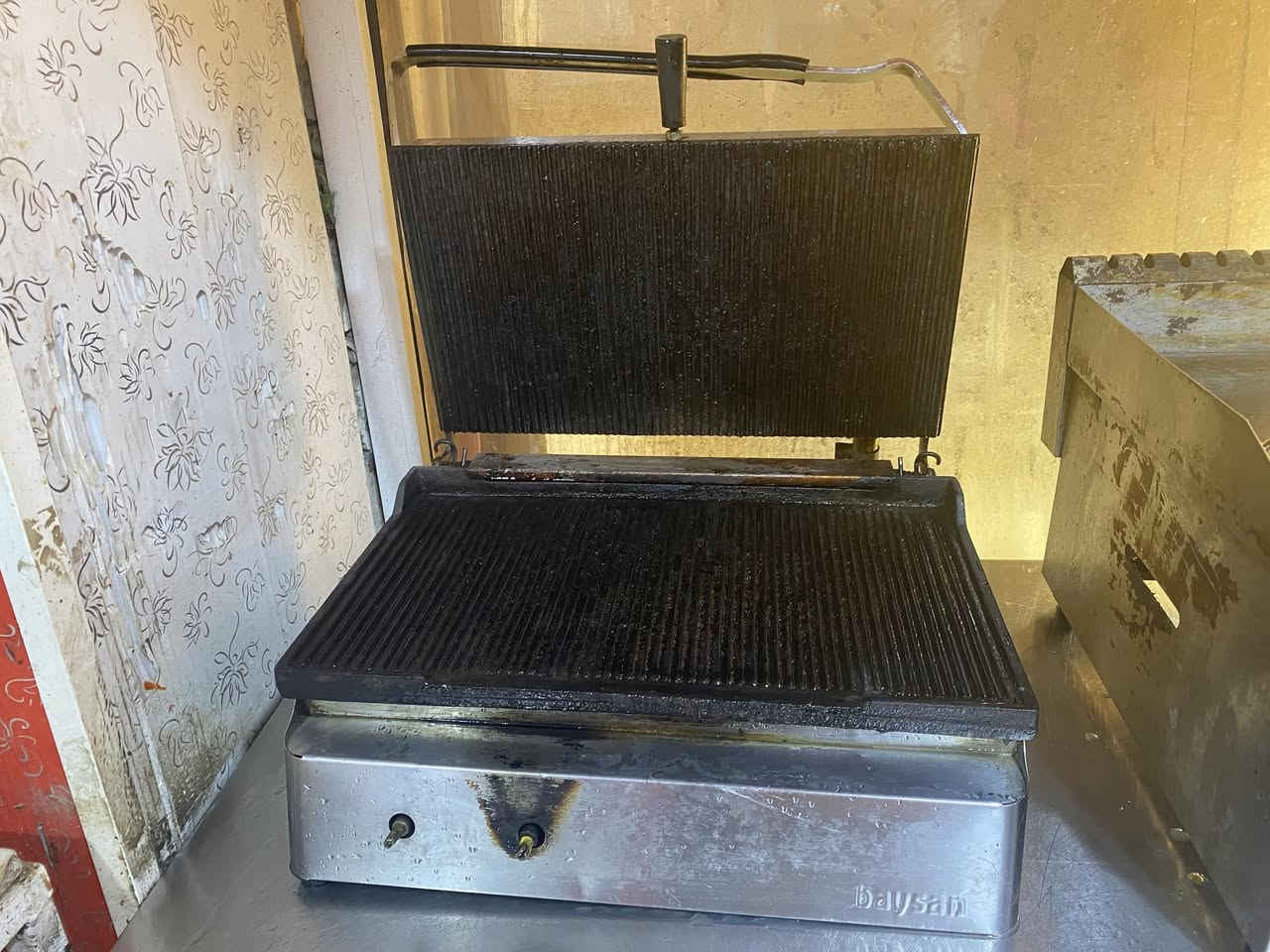 السلام عليكم 

محل للبيع مع كامل ملحقات بعد بيه ملحقات غير الي بصوره 
المحال صار اربع سنوات يشتغل + بيه توصيل 

العنوان : الناصريه اريدو شارع مستشفى القلب 
قرب مجمع ابو زينب

الاستفسار:***********
