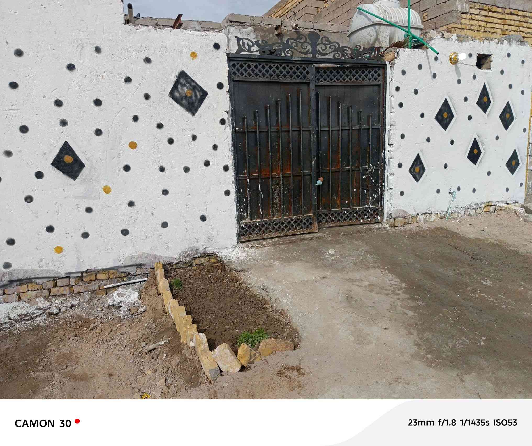 بيت 🏠 زراعي البيع بناء جديد توني سكنته صار 5ايام مساحه 130   يتكون من غرفتين وصاله ومطبخ  وديوانيه هيكل ومنور البيت سيراميك كوله   البيت مشمول بل تطويب بي وصل المنطقه بوابت حي صناعي ثلاجات قرب الحولي جديد تربيه جديده  كلهن   يمه  السعر 26 وبي مجال *********** وتساب موجود
