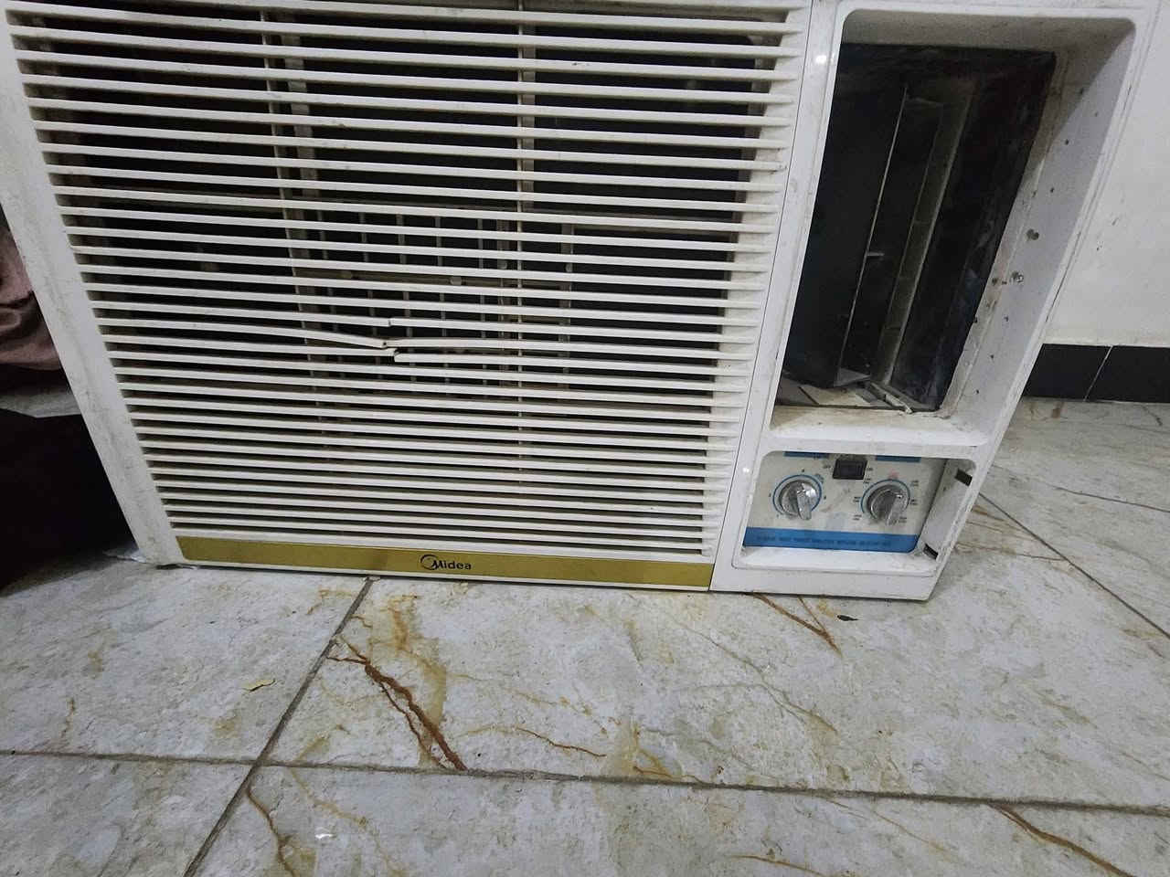للبيع 
مكيف ثلاثة أرباع الطن اقتصادي بس تبريدالسعر ٢٠٠
ثلاجه متوسطة الحجم تجيد درجه اولي السعر ١٥٠
المكان بغداد الدوره شارع ٦٠
***********
