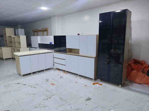 يا الله سلام عليكم للبيع كاونتر ات جديد تفصال مو مستعمل شغل درجه ولى خشب تركي أصلي  وبيه ضمان خمس سنوات عازل للرطوبه والوساخ والدهون سهل التنضيف متوفر جميع الالوان والقياسات هاذا قياس 3متر مع سنك متر ونص مرمر بس السنك مرمر سعره 650الف بس والشد والتوصيل مجاني لجميع محافضات العراق للحجز والستفسار واتساب ودللو رقم ***********
