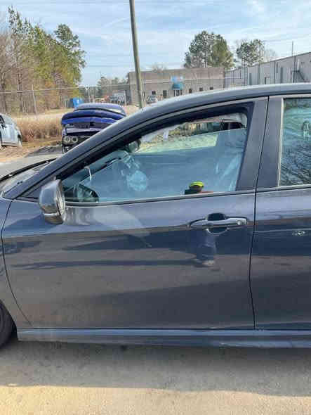 السلام عليكم 

كامري 2025 se  هايبرد 

رقم بغداد تحويل ثاني يوم 

ماشيه ٣٠٠٠٠ كيلو  السيارة 

الضرر موضح بلصورة 

مواصفات معروفة 

كشن كهرباء 

تبريد قطعتين 

شاشة كبيره 

كشن جلد 

كامرة خلفية + كامرة امامية تصوير بلادية 

تحكم ستيرن 

ثلاث وضعيات قيادة 

السيارة خير من الله

سعر ٢٣٠٠٠

مكان بغداد حي تونس

رقم الهاتف ***********
