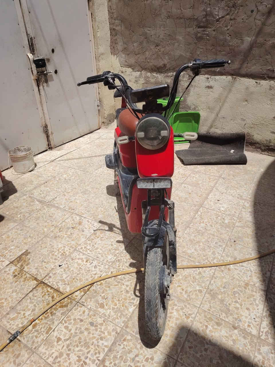 سلام عليكم دراجه حيدر النيار خمس بطاريات و بصمتين تشغيل عن بعد  وبطاريات جدد إستوني شادهن  وسلته موجوده كلشي شغال بيه بس الضفيره احتركت عفته صارلي اسبوع يعني تشتريله ضفيره وترجع مثل الساعه  دراجه حالين طافيه السعر 200وبيه مجال مكاني نجف مامَوجود عل فيس رقمي للتواصل *********** واتس

