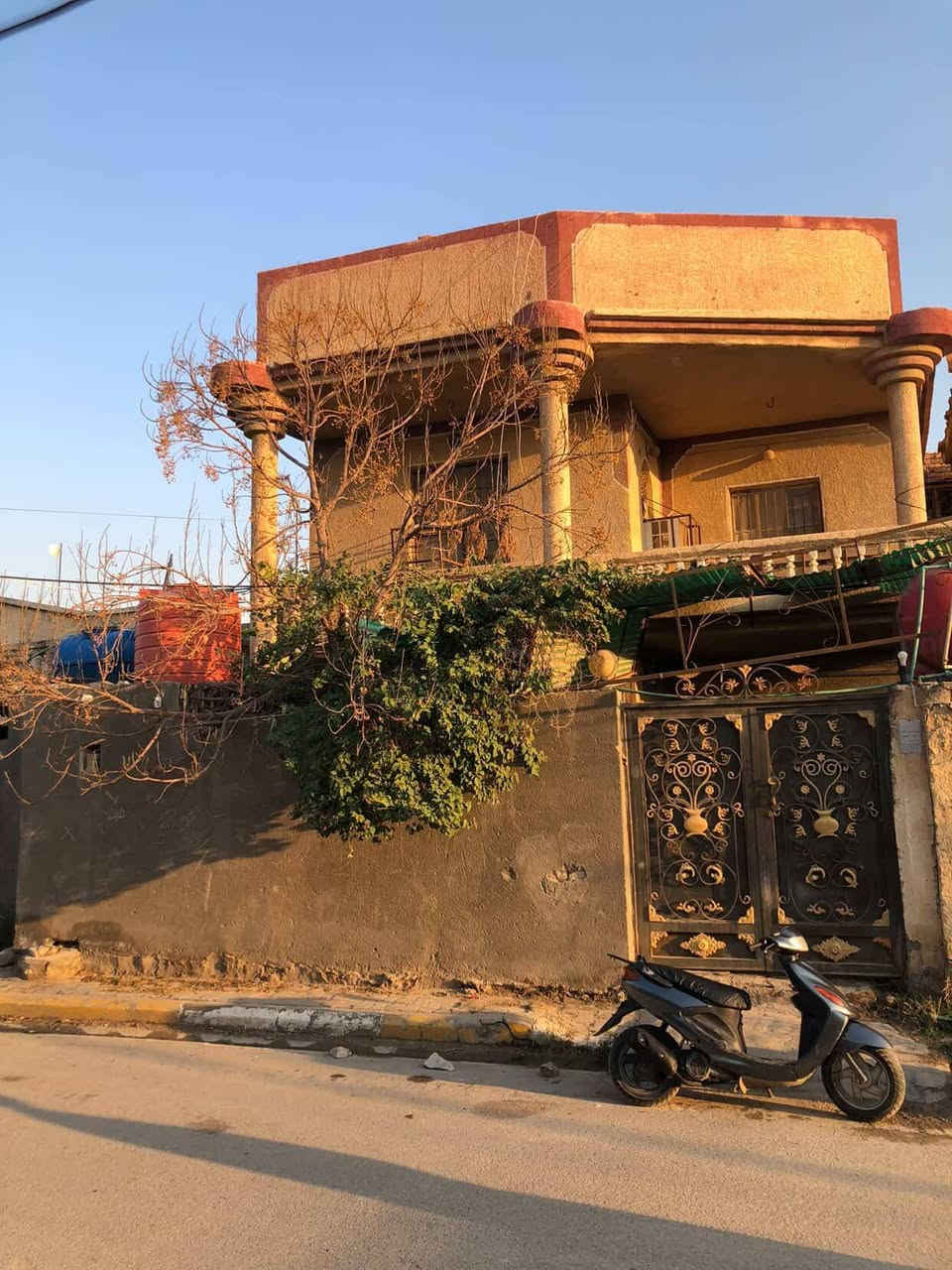 سلام عليكم بيت للبيع حي شهداء مجاور مدرسه المناهل العلم البنات المساحه 200م طابقين 
الطابق الارضي غرفتين وصاله ومطبخ واستقبال وحمام وتواليت
والطابق الثاني 4 اغرف + صاله
تاريخ بناء الارضي 2005 
وطابق الثاني 2010
الطابق الارضي طابوق جمهوري
للاستفسار ع رقم تالي ***********
