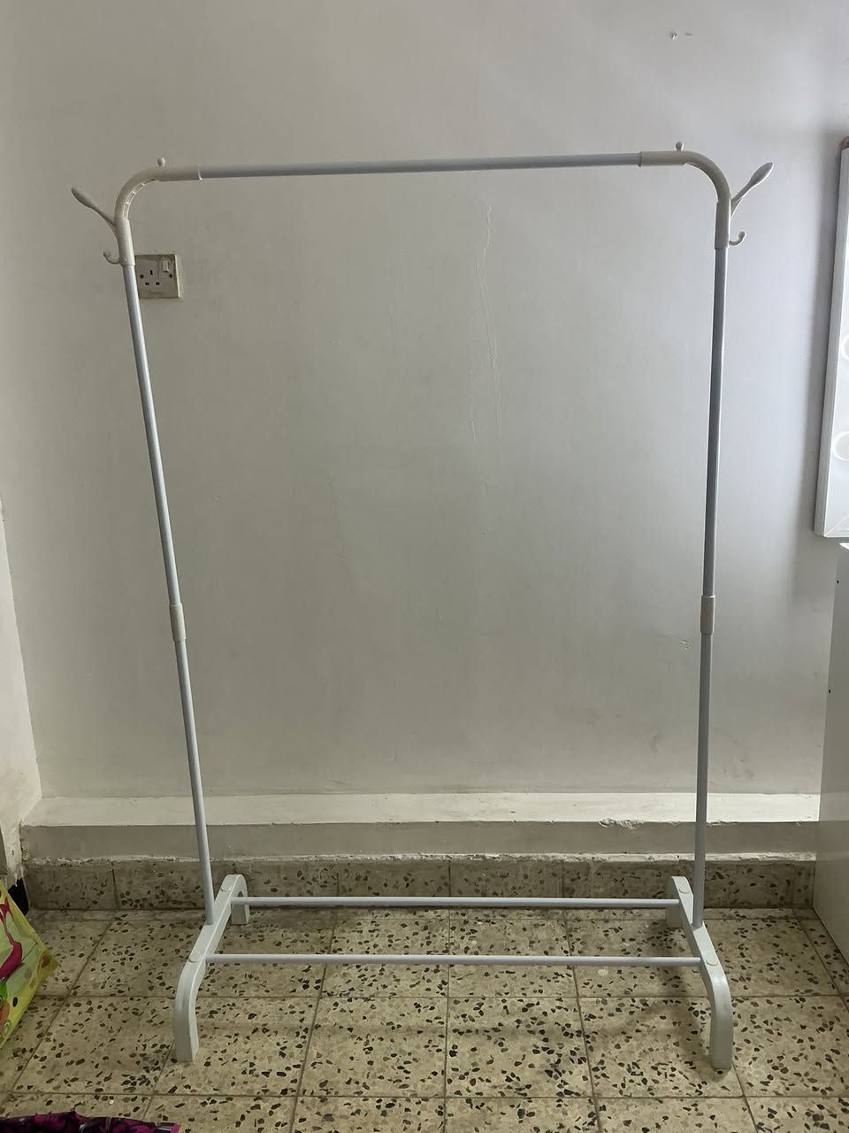 ستاند ملابس  نظافه فول بعده جديد وطاوله معدن نظافه فول بعدها جديدة اثنينهن 25 الف وبيهن مجال بعد شي قليل عنوان شارع فلسطين الرقم *********** تواصل واتساب للشراي
