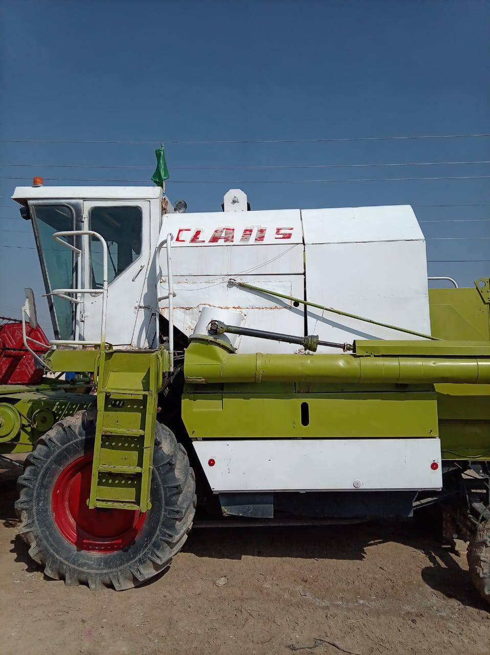 السلام عليكم حاصد للبيع موديل 89 محرك نضيف جداً مكينة مديومه جاهزه تبريد سعر جداً مناسب ***********
