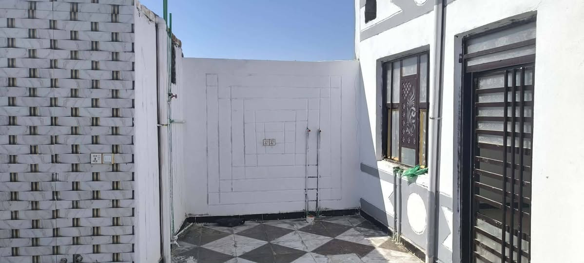 سلام عليكم بيت البيع حي المنصور جهت سكه القطار المساحه 200متر مداور ابسهم المشتري البيت متكون غرفتين صاله مطبخ صحيات مساحته كبيره بيت مكمل عله اخر حبايه السعر 35بي مجال لاستفسار عله رقم ***********بي واساب بدارت كرار ال بوش
