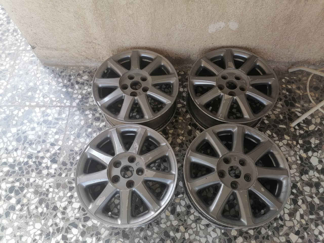 سلام عليكم ويل ملكه ابيض مصبوغ نفطي بدون تير اليريده يخابرني اني خادم سعر ٢٥٠ الف مكاني نجف حي العسكري  ***********
