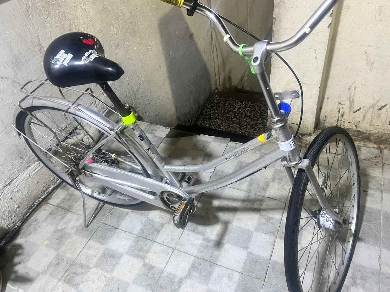 السلام عليكم بايسكل بناتي للبيع حجم 26 لون رصاصي كامل مكمل اي نقص ماكو بس الستاند من تنزله يرفع عالي بس يوكف كلشي مابي واذا ماعجبك اطيك واحد ثاني جديد وموجود الجاملغ الامامي ووياله كامله مختمه وبي شخوط بايدر مكسور اعطال بسيطه ميكلفن /مكاني بغداد حي الاعلام ورقمي *********** (السعر 70 وبي مجال تجي بيك خير وتدلل)
