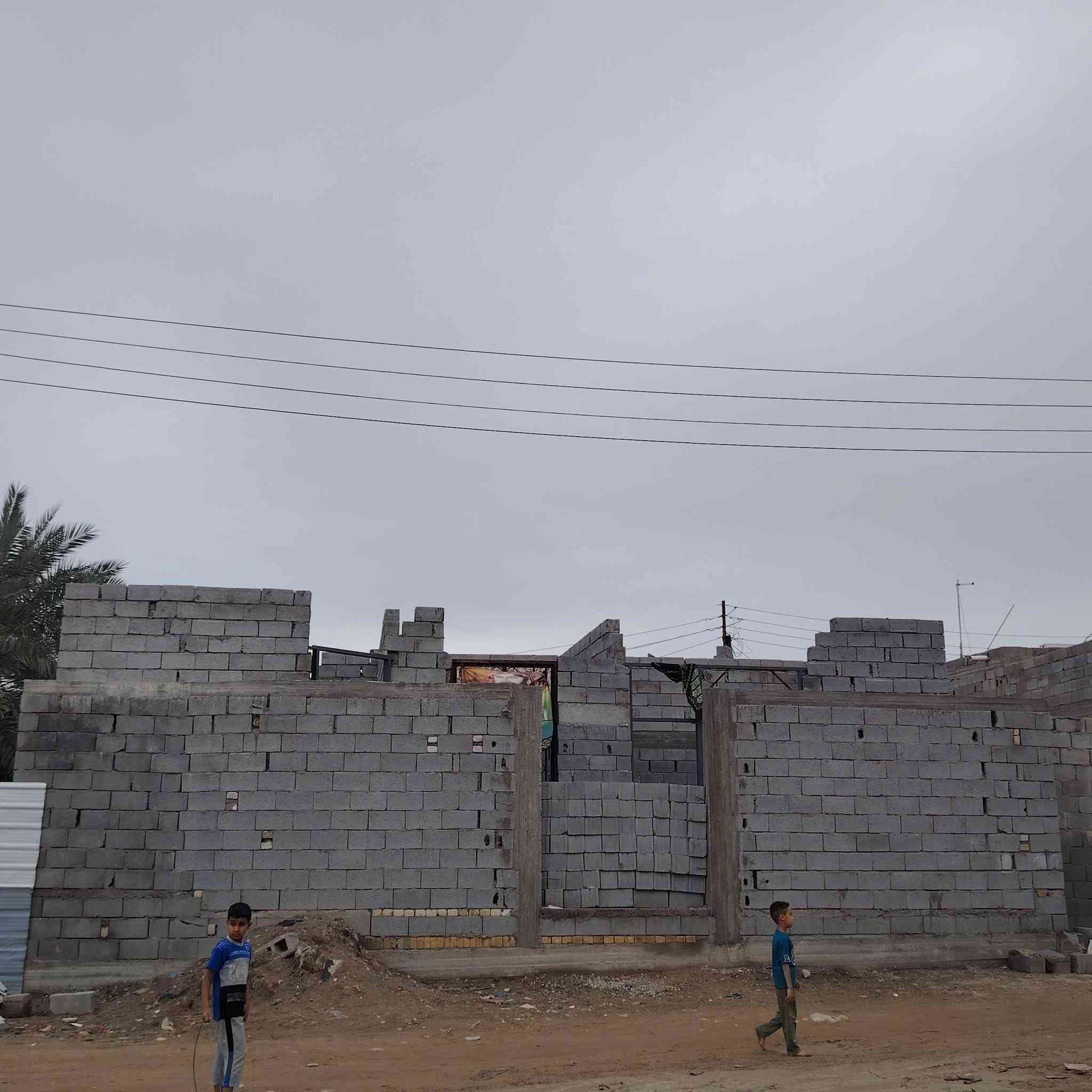 بيت للبيع وقطعة
العنوان/ البصره/المطيحه/ام نعاج/قرب جامع ام الغرى 
مساحة البيت 180
مساحة القطعه 375
وعرض شارع 8متر
سعر 175 وقابل التفاوض 
الرقم /***********
