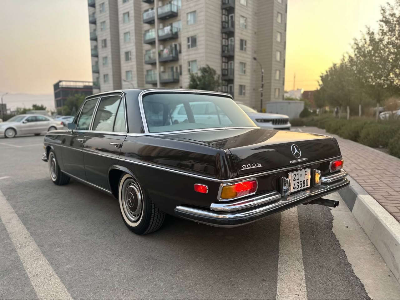 مرسيدس موديل ١٩٧٠
٦ بستون ي بيلادي 
گيرو مه كينه بلادي  ته نها ده ره وه ي بوياخ كراوه ته وه 
له سه ر كال بونه وه 
كيرو مه كينه به شه رت  ٥١  هه زار روشتوه حقيقي
هيچ نوقسانيه كي نيه  كاره باييات شه ريكه يه و ده ست كاري نه كراوه  رن نگي (قاهوه ي ميتاليك )
تايه ي تازه سه نه وي تازه هه مو شتيكي تازه يه و  به ناوي خومه وه يه  بو زانياري زياتر به يوهندي بكه. 
***********
*********** السليمانية, العراق
