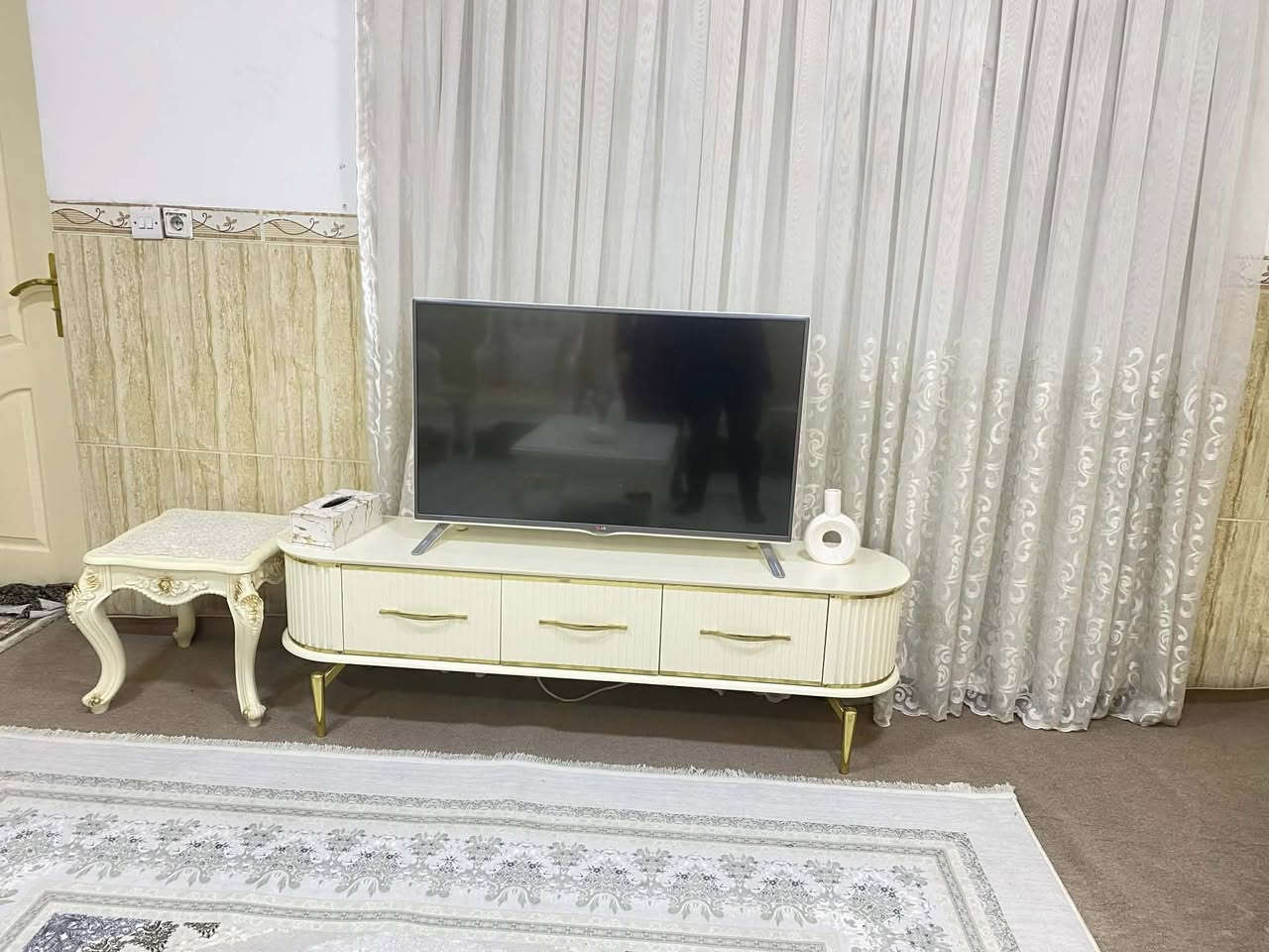 قەنەفەی ١٠ نەفەری کلاسیک
زۆر خاوێنە و زۆر زۆر کەم بەکارهاتووە
تاخم قەنەفە + مێزی تەلەفیزیۆن+  ٤ تەپڵە و مێزی ناو قەنەفە
١٢ وەرەقە و مەجال
ناونیشان: هەولێر
ژمارەی مۆبایل:***********
