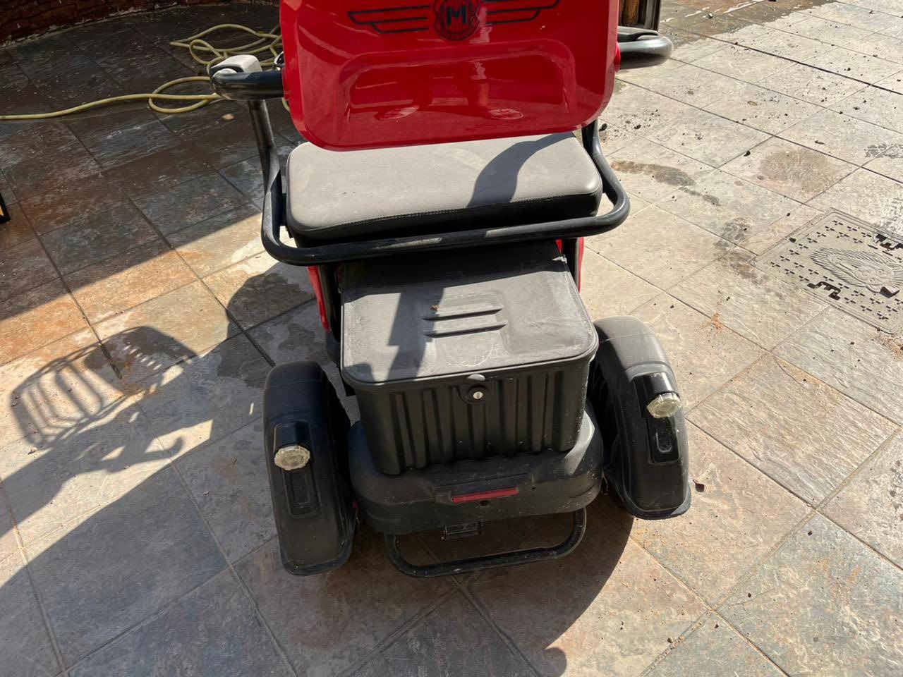 للبيع دراجه كهربائيه معوقين مستعمل اخو الجديد كرسي واحد بطاريه عدد ٢
السعر : ٦٠٠ الف 
العنوان : الكراده العرصات متواجد من ساعه ٥ العصر الى ١١ بالليل 
رقم التلفون: ***********
