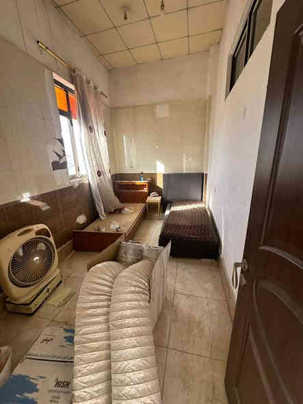 اثاث مستعمل بحاله جيده البيع شلع اربع تخت خشب درجه اولى مبرده ٢ونص ثلاجه نوال ٨اقدام بنكه ارضيه طخم قنبات برده عدد ٢ السعر ٣٠٠الف الكل 
***********
***********
