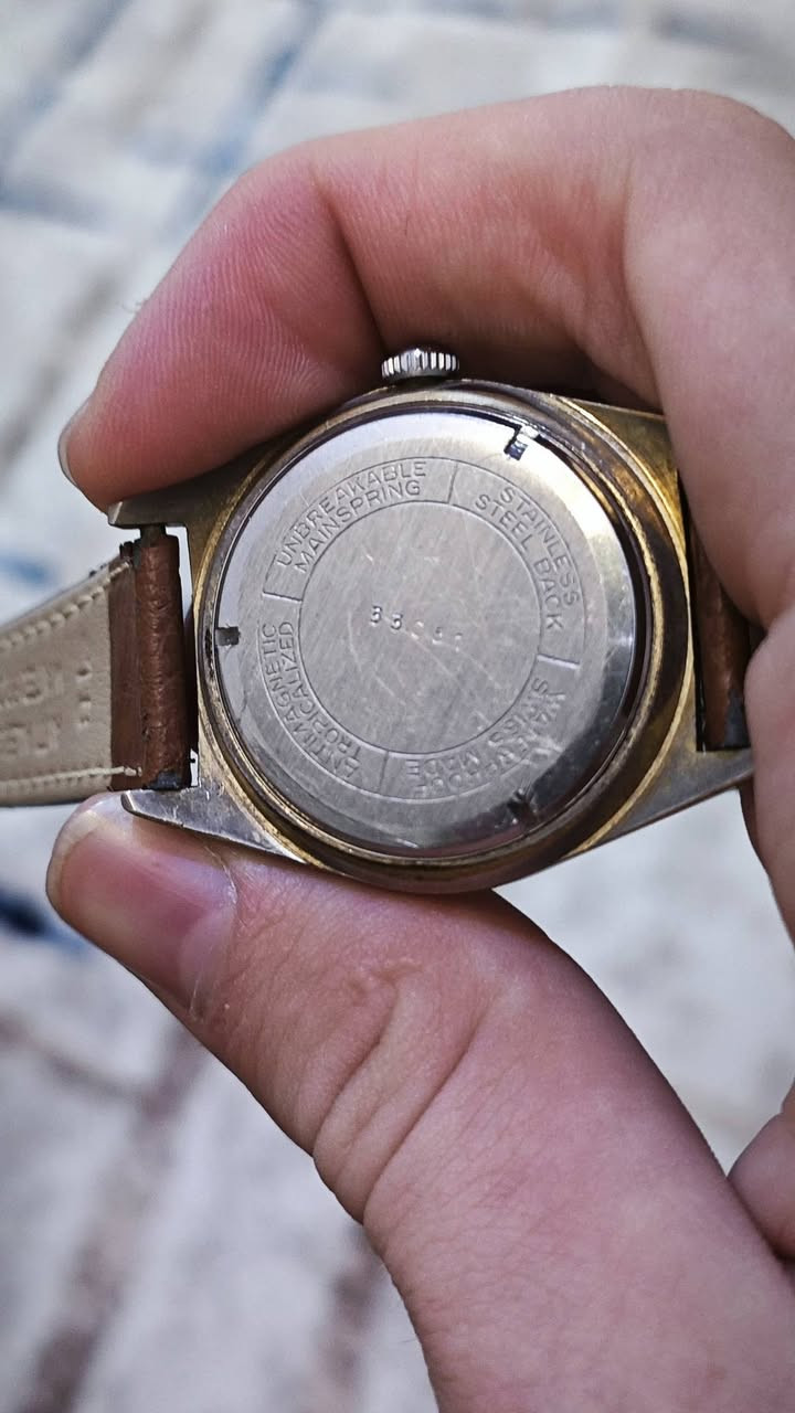 ساعة سويسري
أنتاج قديم 
الساعة تكويك
تاريخ شغال 
ماكنه سويسري 
تحتوي على 23 حجر 
نظافة تامه 
سير جلد طبيعي 
السعر 55 الف وبيها مجال 
للتواصل واتساب أو الاتصال على الرقم 
***********
