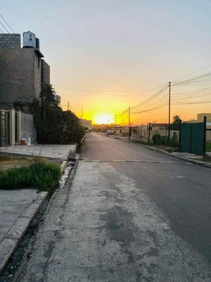 لسلام عليكم
دار للبيع في حي الاخاء قرب مؤسسة الشهداء او مدرسة عبدالله بن الزبير 
 
المساحة 250 متر / طابق واحد

🛑 ( سند طابو ملك صرف )
شرط التحويل 

الواجهة 10 عمق 25 
- اتجاه الدار شمالي 
- غرفتين وصالة وغرفه استقبال 
- مطبخ حار وبارد 
- تواليت غربي وشرقي 

-مقابل البيت حديقة  
-عرض الشارع 12 متر 
 
حديقتين داخلية وخارجية 

الدار نضيف جداً وصالح للسكن 

اي استفسار يرجى الاتصال على الرقم 
***********
او ***********

رجاءً اي معلومة ثانية عن الدار الاتصال على الرقم
