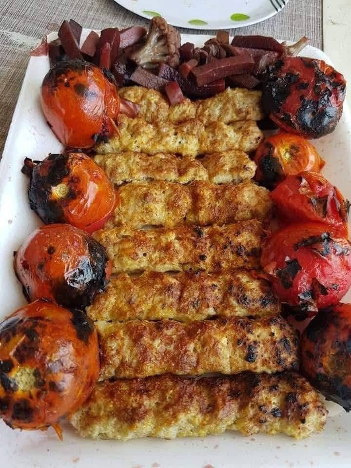 كيلو ٢٠شيش ١٠٠٠٠عشره كباب دجاج
٨٠٠٠ لف دجاجه شوي ذبح مع رجلينها 
٢٠شيش ١٢٠٠٠ كباب لحم 
طرشي والخضره الطماطه
الشوي مجانا *********** آسيا 
*********** أثير 
الثلاثاء ٣٠ /٦ /٢٠٢٦
