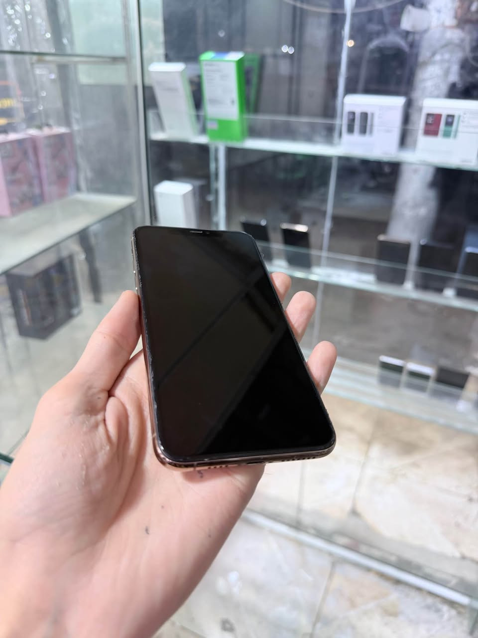 ئایفۆن ١١ پڕۆ ماکس 
زاکیرەی ٦٤ گێگا دوو سیم مۆبایلەکە 
هەموو شتێکی بیلادیە بەزەمانی کۆمپیتەر 
 بێ كێشەیە و زۆر خاوێنە 
نرخی ٢٩٩ هەزارە گەیاندن هەیە 
ناونیشان هەولێر قەڵاتی نوێ مۆبایلی هاوکار
ژمارە مۆبایل :- 📱 *********** أربيل, العراق
