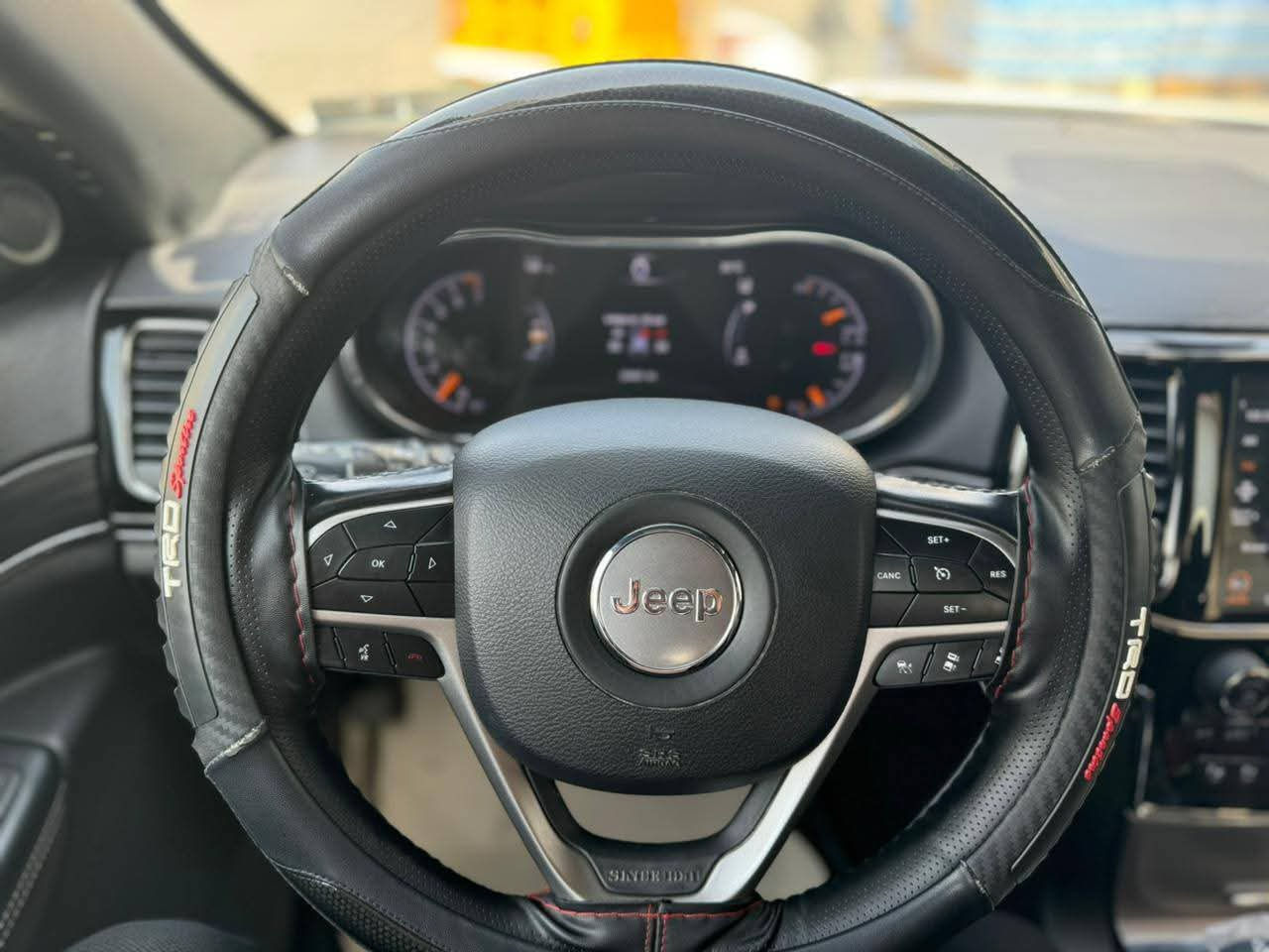 جيب شيروكي بلاك توب
جيب شيروكي بلاك توب (Blacktop Edition) موديل 2021
السيارة بحالة ممتازة (نظيفة جداً) وجاهزة للاستخدام، تتميز بمظهرها الرياضي والأنيق باللون الأسود المميز.
المواصفات:
• الموديل: 2021.
• الفئة: بلاك توب (Blacktop Package) - إضافات اللون الأسود بالكامل.
• المحرك 6 سلندر 3.2L].
• المسافة المقطوعة: [80000] كم.
• اللون: [ابيض].
• المميزات الخارجية: جنوط سوداء أصلية، شبك أسود، وإضاءة LED أمامية وخلفية.
المميزات الداخلية والتكنولوجيا:
• شاشة عرض كبيرة تدعم Apple CarPlay و Android Auto.
• كاميرا خلفية وحساسات للمساعدة على الاصطفاف.
• نظام التشغيل عن بُعد ونظام الدخول الذكي (بصمة).
• نظام مراقبة النقاط العمياء وتنبيه حركة المرور الخلفية.
• داخلية نظيفة جداً بتصميم عصري ومريح.

📍 الموقع: [ذي قار / قضاء الفهود
📞 للتواصل : ***********
