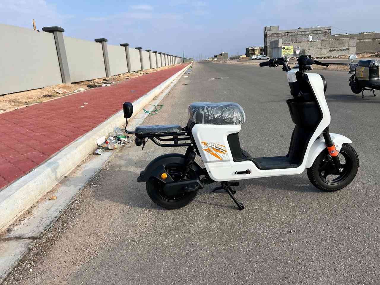 السلام عليكم دراجه ار 10 للبيع ريان 
موديل 2025 صارله 5 اشهر من طلعت من الوكيل 

مواصفاتها /
1- لايت عالي ناصي 
2- 3 نمر 
3- الكهربائيات كلها شغاله 
4- بطاريات 28 امبير جدد
5- مرايات وسله 
6- دبل اشاره 
السعر 425 وبيها مجال للشراي
الرقم ***********
المكان البصره القبله حي الشهداء قرب سوق الكبير
