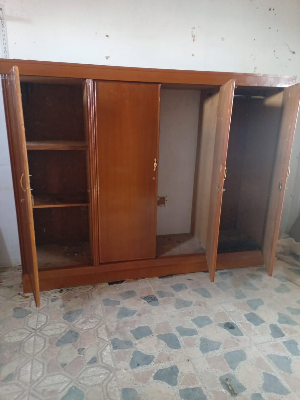 كنتور صاج ٤ ابواب نضيف جدا السعر ٢٠٠ وبي مجال لشراي العنوان رمادي الجزيرة الحامضيه قرب مدرسة الولاء ***********
