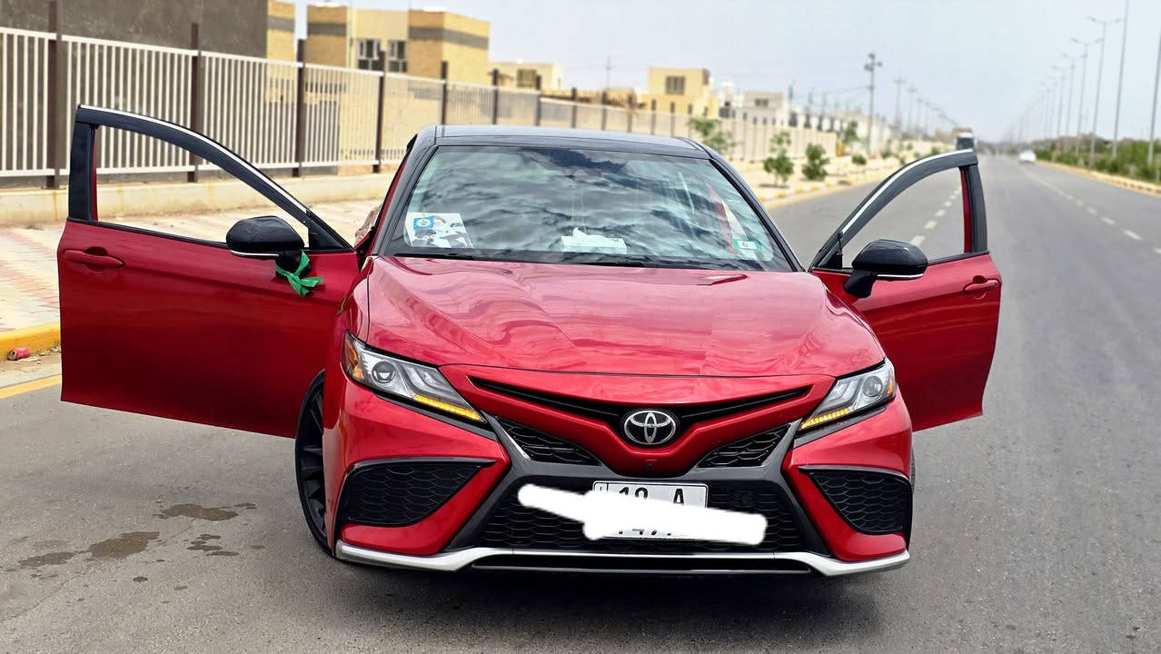 سياره تويوتا كامري رياضيه  وارد امريكي سياره نظيف يشهد الله وضربته بسيطه قطعتين فقط باب خلفي 
 (مؤديل٢٠٢٣)
خيارات المحرك والأداءالمحرك القياسي: 4 أسطوانات (4 سلندر) بسعة 2.5 لتر، يولد قوة تقارب 203 إلى 204 حصان.ناقل الحركة: أوتوماتيكي بـ 8 سرعات.منظومة الدفع: دفع أمامي (FWD) كمواصفة أساسية. التصميم الخارجي واللمسات الرياضيةالواجهة الأمامية: تأتي الشبك الأمامي بتصميم رياضي هجومي مغزلي باللون الأسود مخصص لفئات (SE / XSE) ليميزها عن الفئات التقليدية (LE / XLE
السعر ٢٠٥ 
رقم الهاتف 
***********

