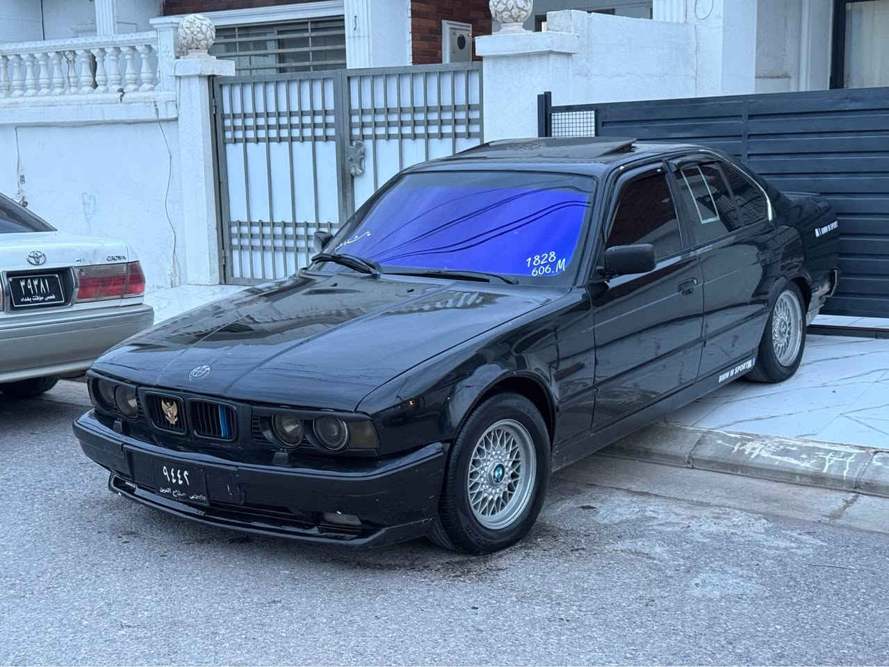 سەرەتا بەناوی خوای گەورە 
bmw 525 عادی
رەنگی رەشی قەتران بیدەعمو لێدرانە سەیارەکە چەکوچی بەر نەکەوتوە نەعجومی نیە سەیارەکە ئارمی هەلیرە ئارمو ئەوەلیاتی بەشەرتە ئەسلیە بوخارو دوکەلی نیە تازە رۆنی گیرو مەکینەو ئەکسلم گۆریوە تەقەو ڕەقەی نیە شوختی نیە فولل فولەە ٤ جام کارەبایە سلایدە ناوخورفە فۆرمیکایە تاقموەیاری مەزبوتە بەگلایتو شتی هەموو مەزبوتە سەیارەکە هی ماڵە هی مەحرەز نیە کاملل مەسروفە  سیستەم ئیمپیفایەری بۆبەستراوە هەموو سەماحەکانی مارکەیەوە تازە بۆم بەستاوە بۆ حەیب مەگەری گیرو مەکینەو ئەکسلی بەشەرتە ماشللە ٥٢٥ وا بەقوتو جوان کەم ماوە 
رەقەم ئاسیا ***********
کۆرەک***********
گەر مشتەری نیت بیزارمان مەکە رانية, السليمانية
