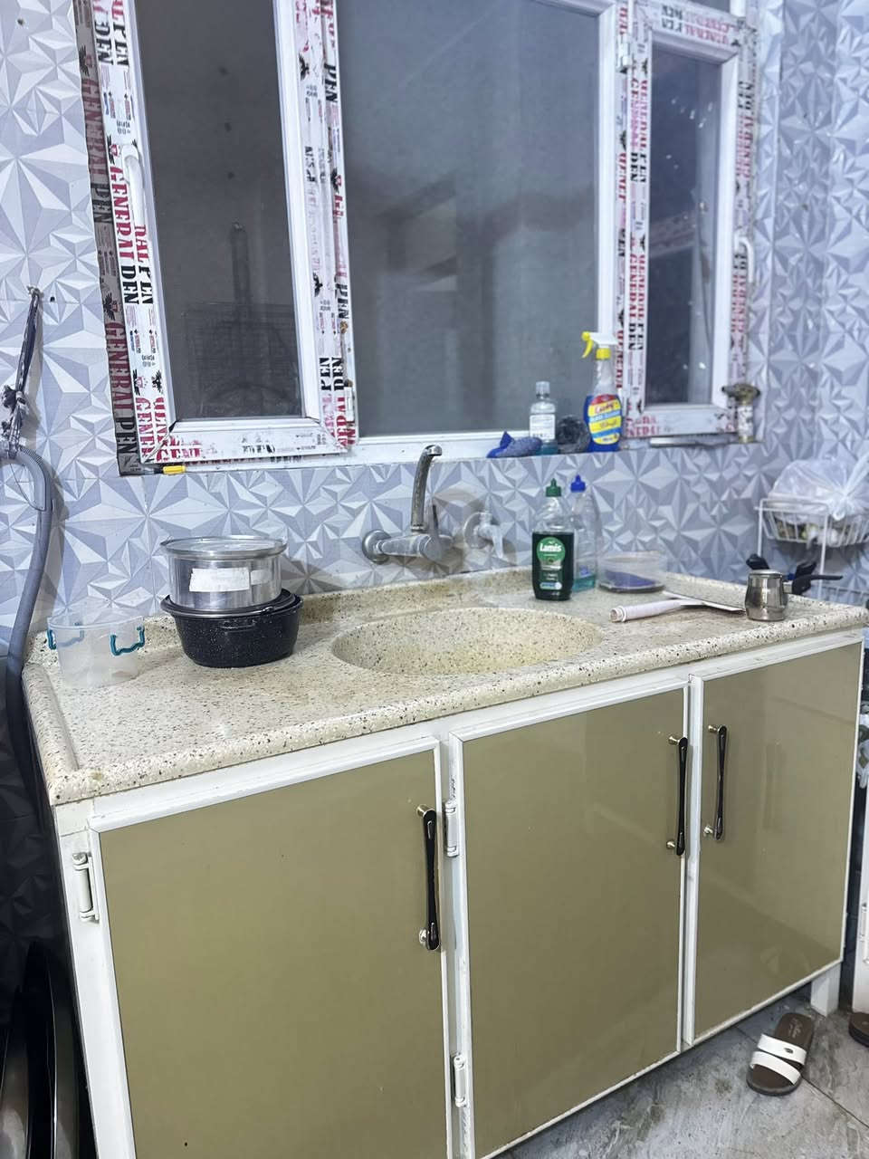 كاونتر خالي من اي كسر ب٧٠٠ وبي مجال شراي يتصل  ومجمدة للبيع ب١٠٠ والفرن ب١٠٠ للبيع والطباخ ب٧٥هم للبيع ***********
