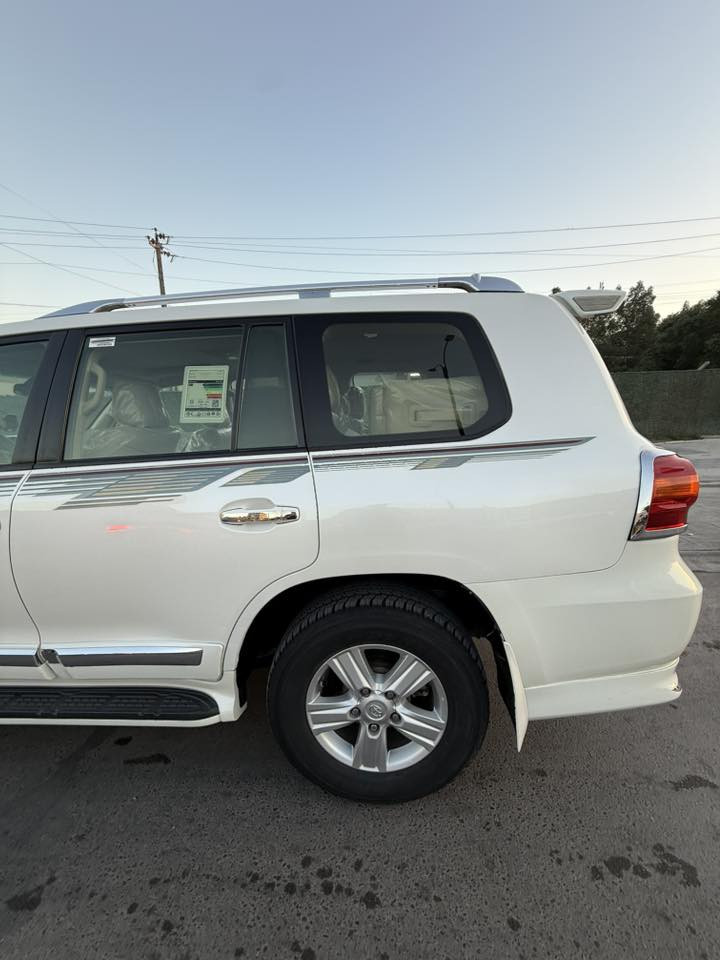 سلام عليكم للبيع لاندكروز 2014 فول مواصفات مكفولة سيارة من صبغ وضربة والتبديل فقط بارد بسيط مكينة والكير والحدادية خير من الله تخم تاير جديد دلوب الصلي سيارة خير من الله تحويل ثاني يوم ماشية 146  رقم الهاتف ***********
