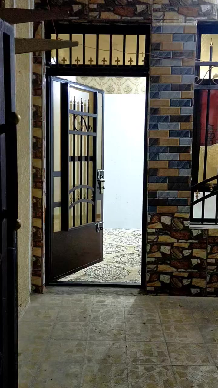 شقه ارضيه للايجار  الاعظميه الضباط خلف جامع العساف تحتوي على غرفتين وصاله ومطبخ وخدمات والشقه مجهزه بسخان وماطور ماء.. للاستفسار ***********
