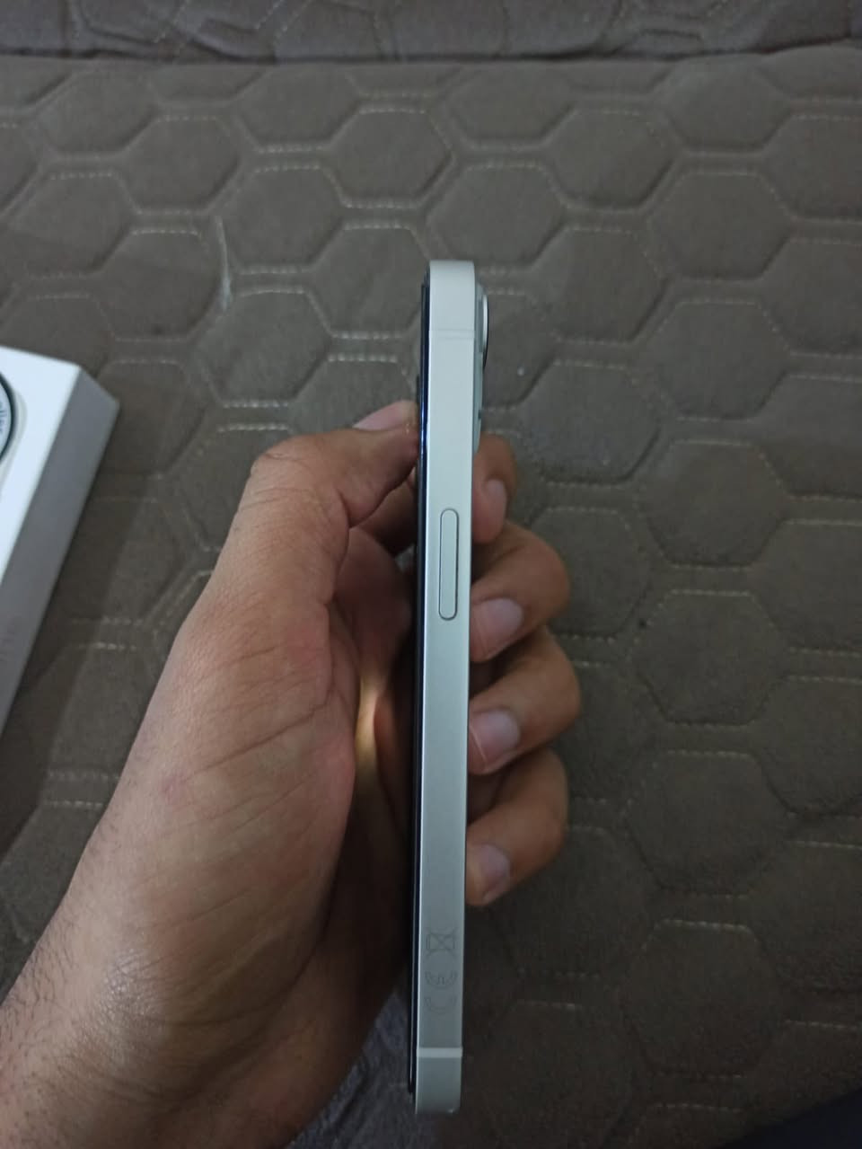 السلام عليكم 
أيفون 13 عادي 
ذاكره 128 بطاريته 96 
جهاز عربي شرق اوسط خط واحد 
جهاز ماخذه جديد ضمان ماستر 
بعده داخل ضمان الوكاله باقيله تقريبا 5 اشهر من الضمان 
جهاز نضيف كلش استعمال قليل مابي اي شخوط 
مكفول من كلشي لا مفتوح ولا مصلح ابداً 
وين ميعجبك تفحص 
السعر 510 وبي مجال 
العنوان النجف 
الرقم: ***********
