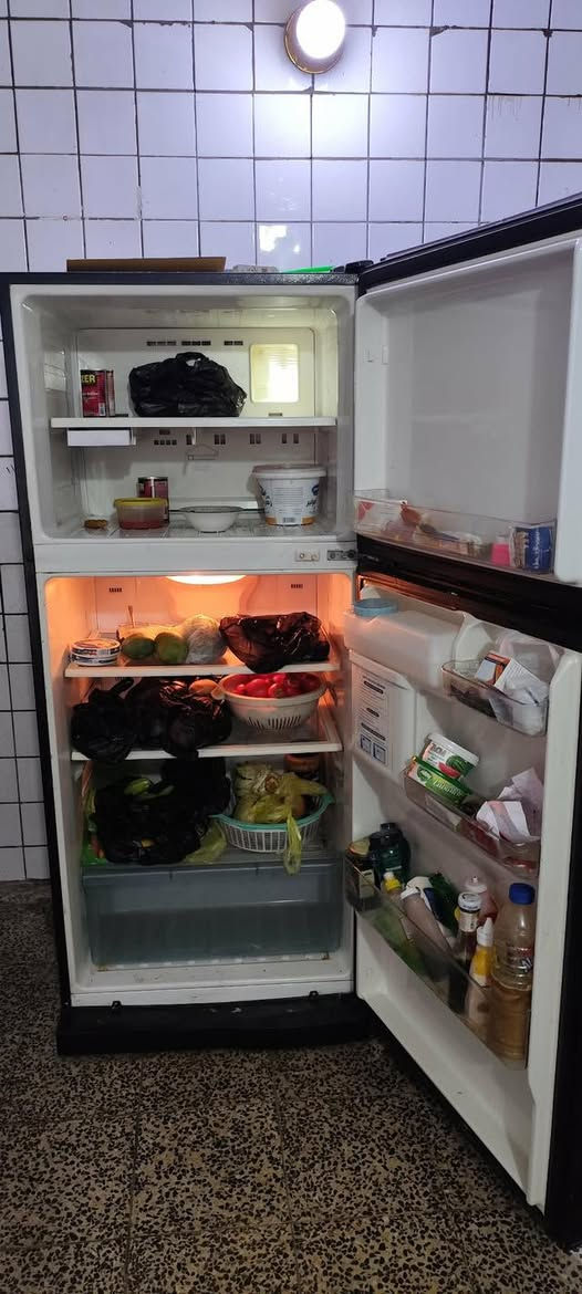 السلام عليكم ثلاجه للبيع اكبر حجم السعر 250 وبيه مجال *********** بي واتساب
