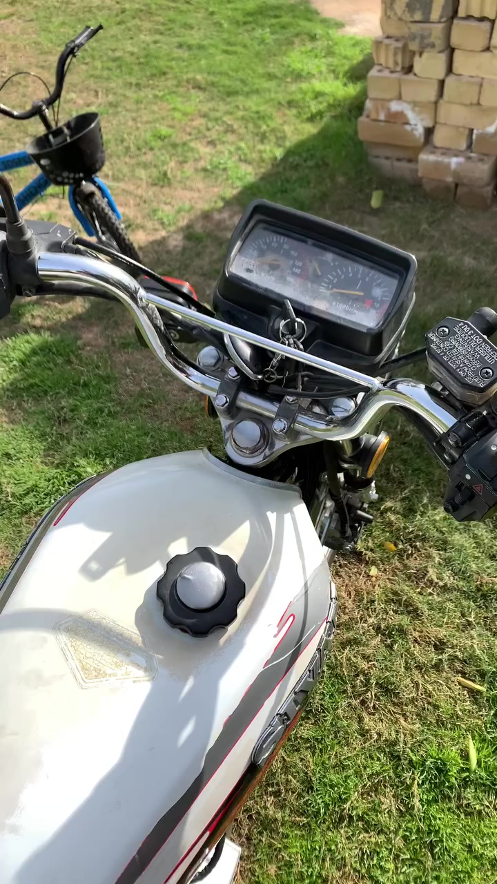 السلام عليكم سيفان ٢٠٢٠ للبيع دراجة مكفولة من كلشي محرك  سبانة ما ممدودة عليه وخير من الله لا تنقيص ولا تبخير   …. نقوصاتها باتري وصفاحية فقط

اوراق اصولية كاملة
السعر ٥٠٠ وبيه مجال قليل
مكاني بغداد شاطئ التاجي قرب جزيرة بغداد 
للاستفسار ***********
متواجد واتساب ماسنجر وعلى الخط
