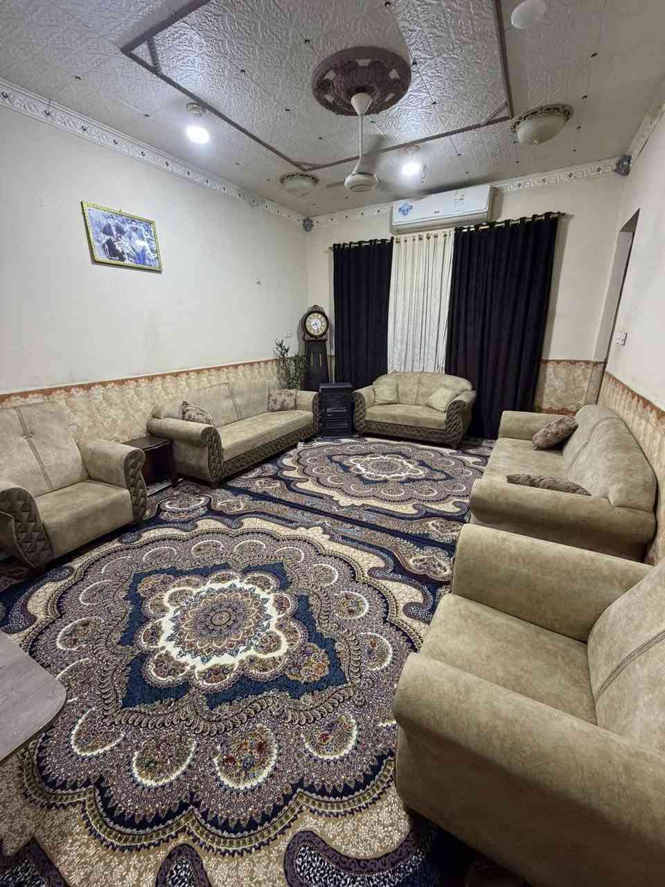 بيت للبيع مساحه 200م
العنوان نهاوند الولى قرب المستوصف 

البيت ماكو مقابيله ناس ساحه مربع 

البيت كامل 

بحتوي على 

1. كراج سياره 

2. مدخل 

3. استقبال 

4. مطبخ 

5. صاله مفتوحه 

6. غرفتين الطابق الأول 

7. ترك ع طول البيت 

8. منور داخلي 

9. مجموعة صحيات داخليه وخارجيه 

    الطابق الثاني 

1. يحتوي على 3 غرف 

و غرفه ترك 

وبلكونات عدد 2 تطل ع شارع
للتواصل 
***********
او على الرقم المرفوق مع صور
