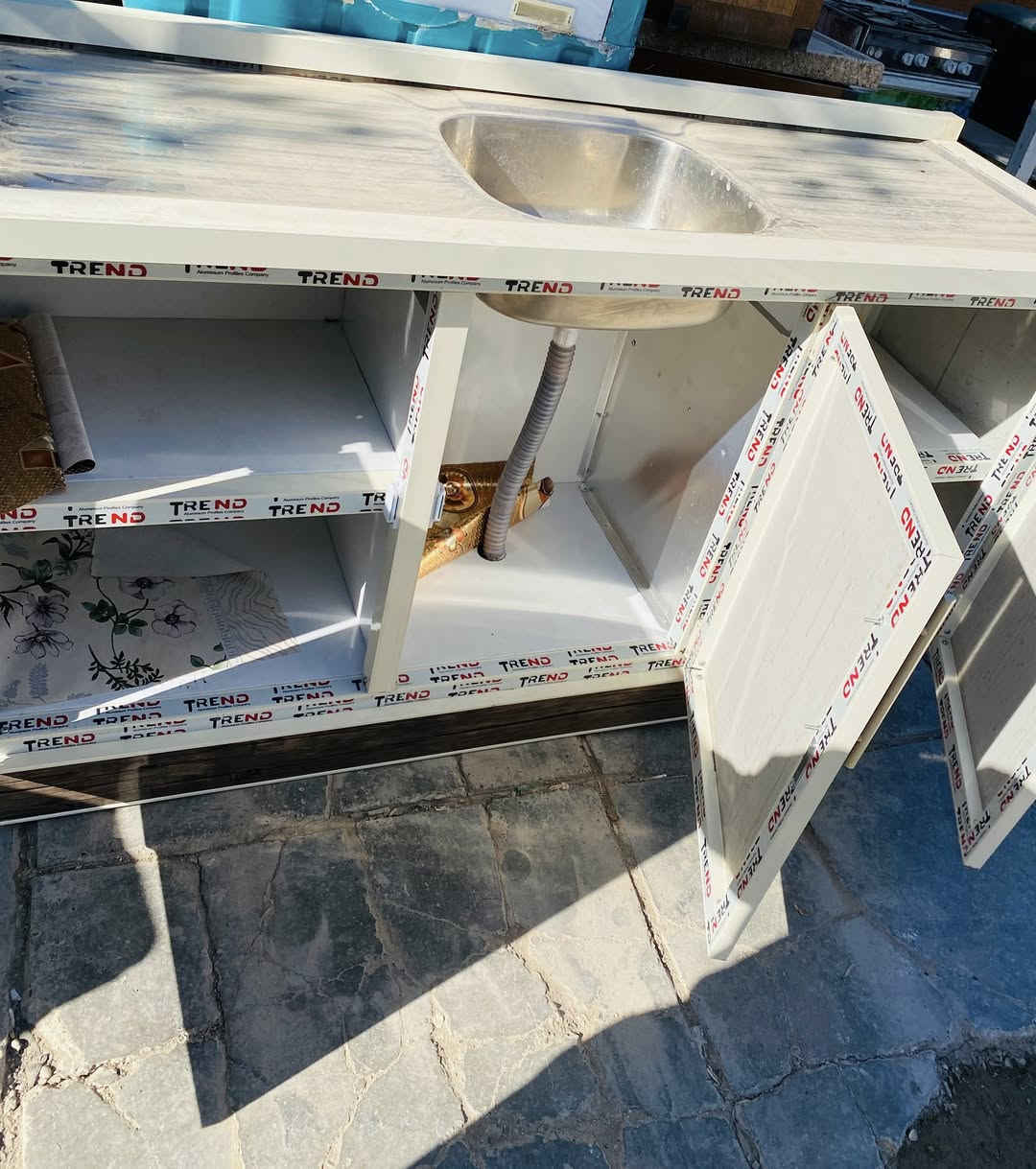 السلام عليكم 
كاونتر مترين وملحقه +سنك متر ونص 
نضيف كلش لا كسر ولا ايي شيي 
السعر 300 وبي مجال العنوان بغداد شارع فلسطين 
***********
